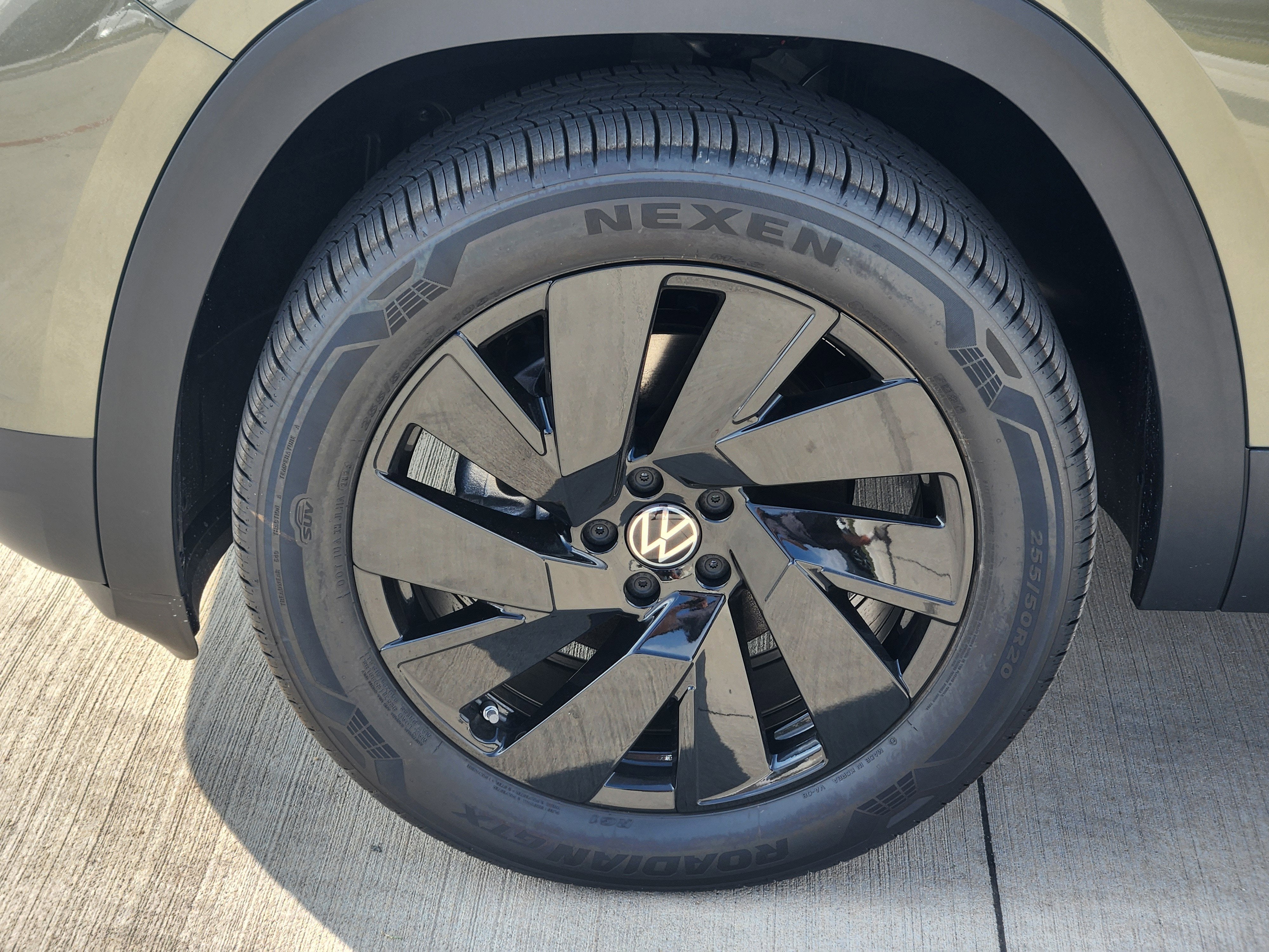 2026 Volkswagen Atlas Cross Sport 2.0T SE w/Technology