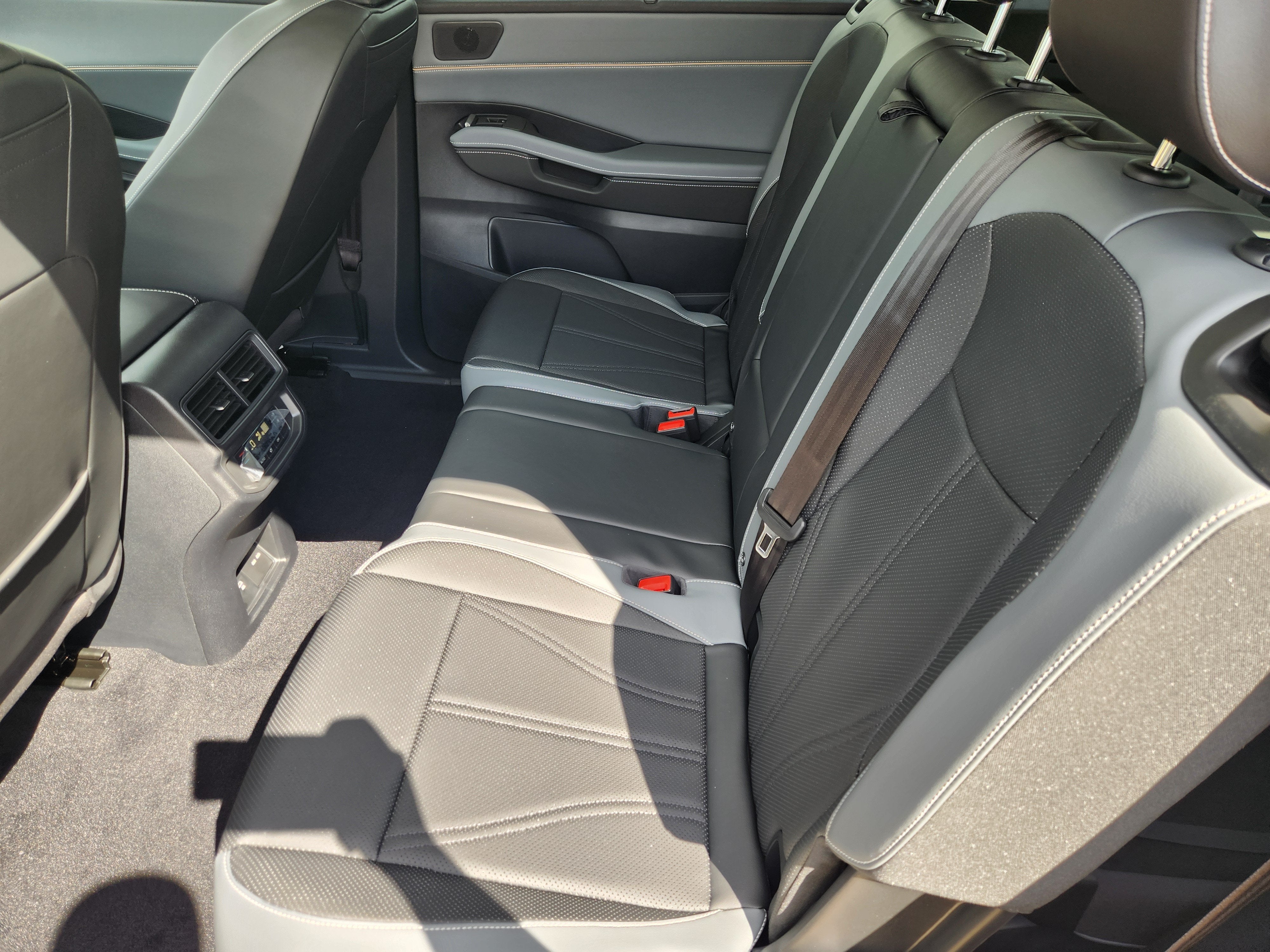 2027 Volkswagen Atlas SE w/Technology
