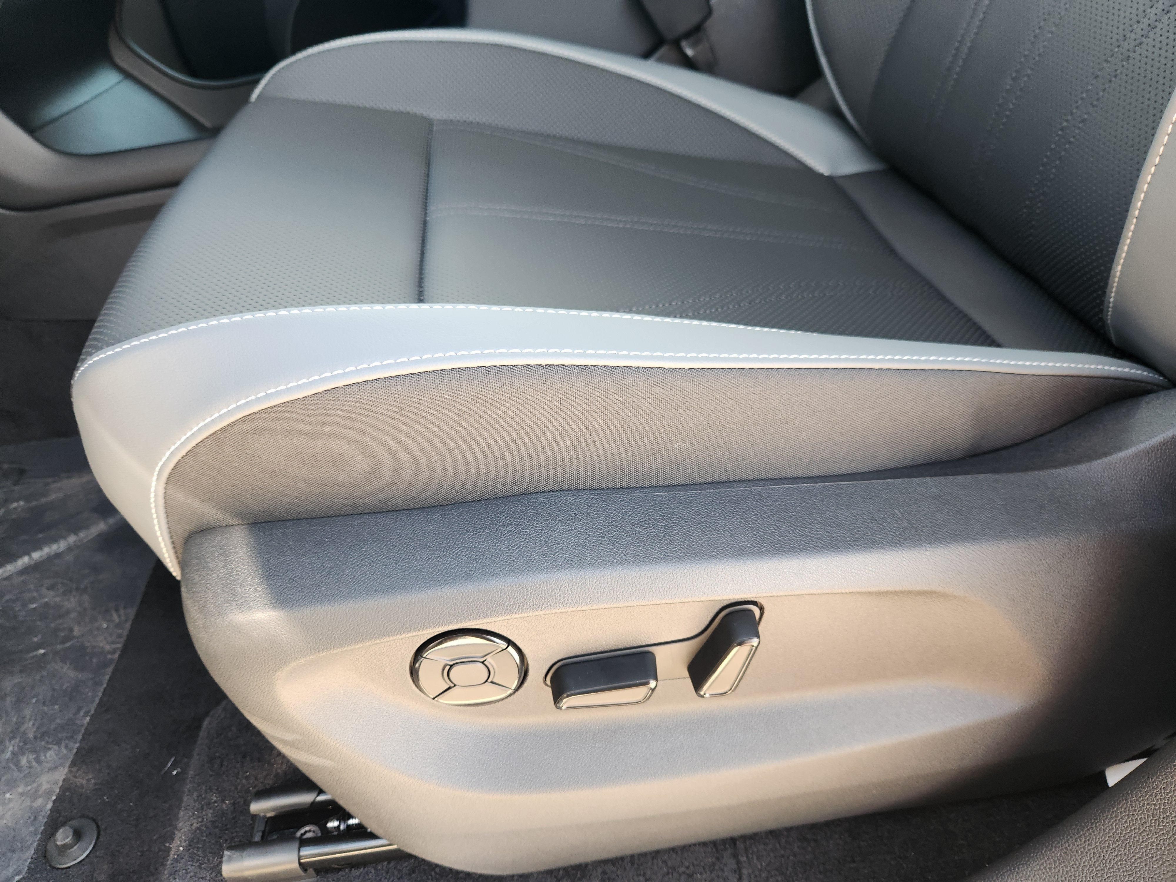 2027 Volkswagen Atlas SE w/Technology