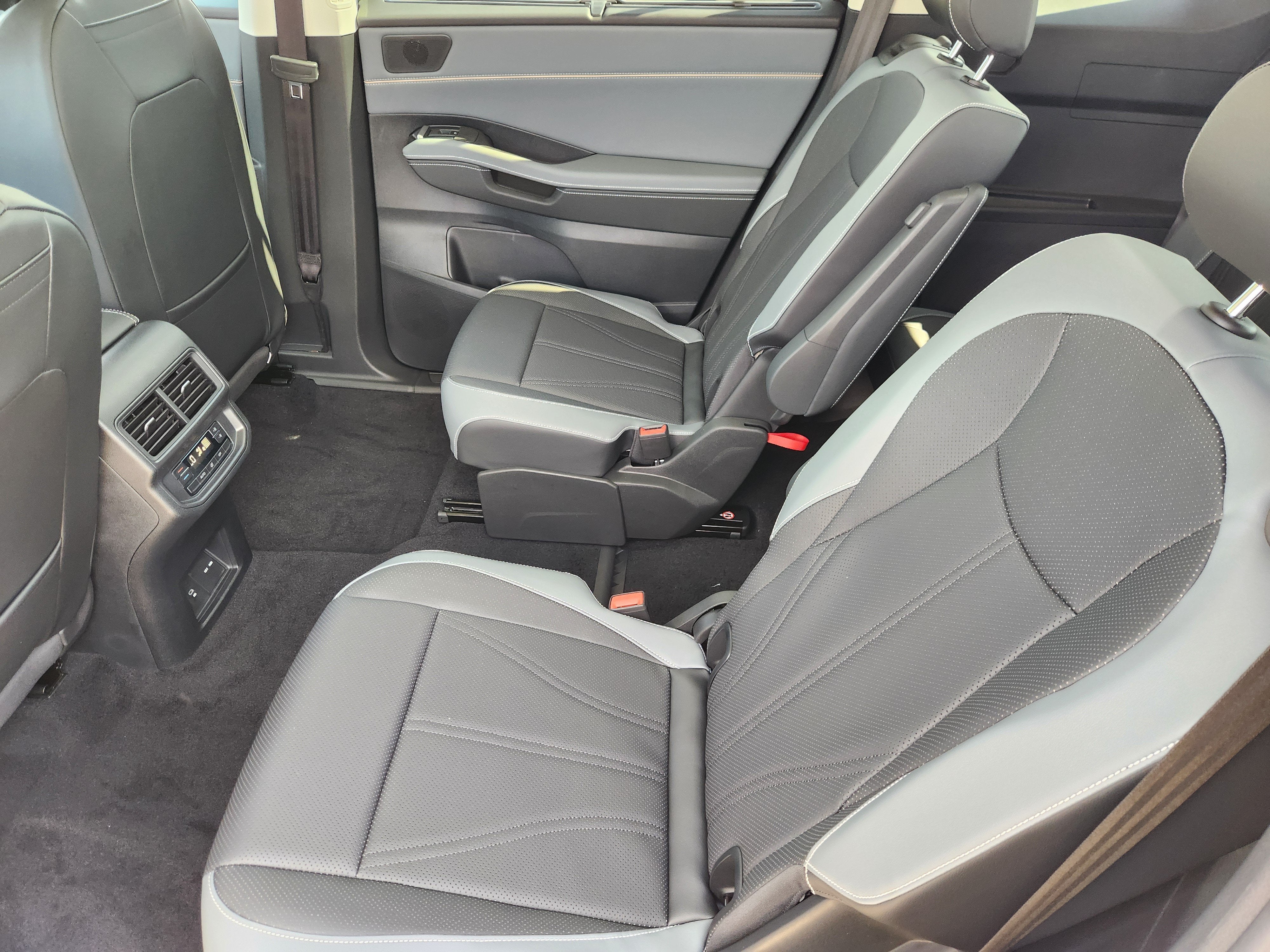 2027 Volkswagen Atlas SE w/Technology