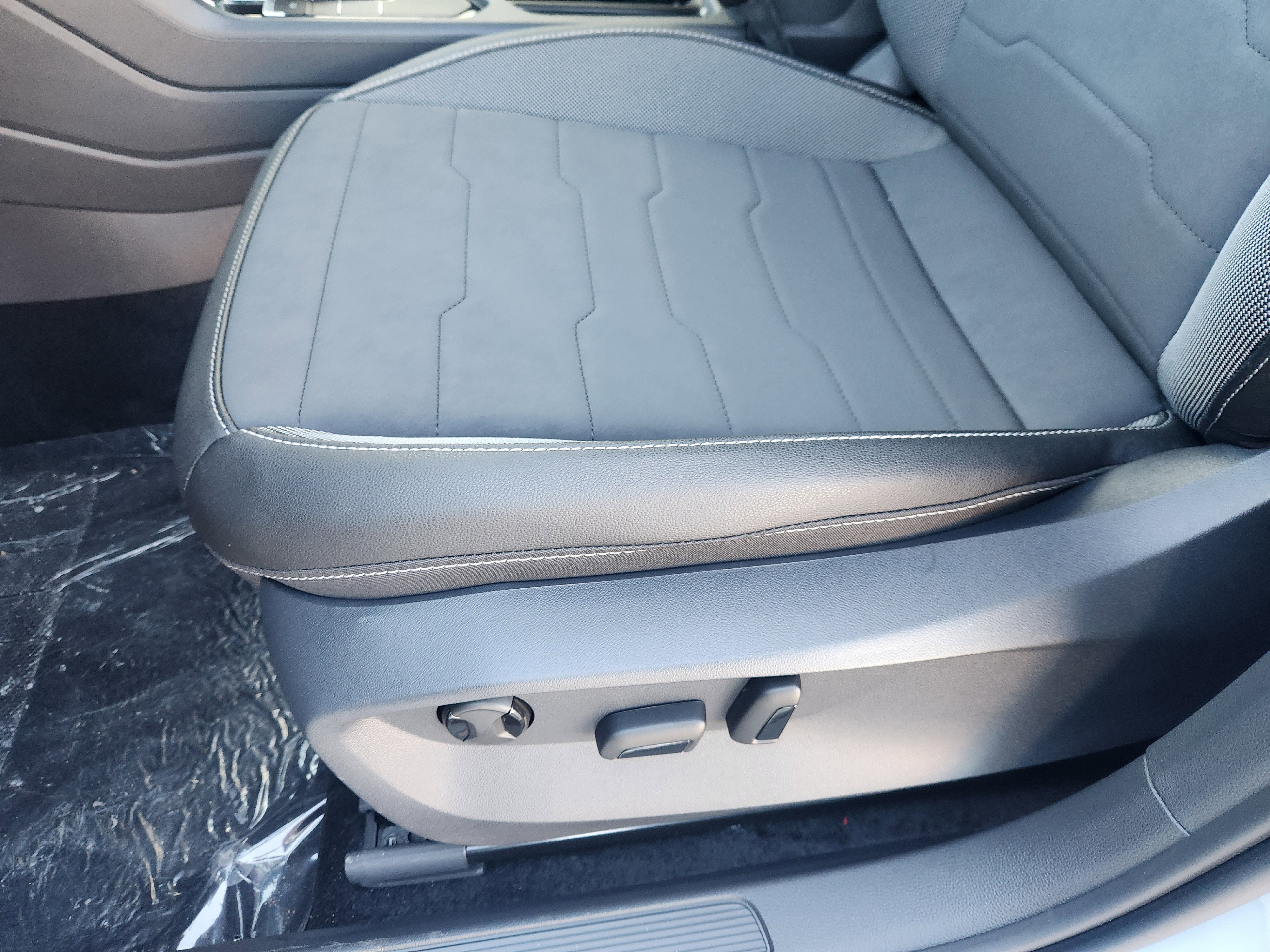 2026 Volkswagen Taos SE Black