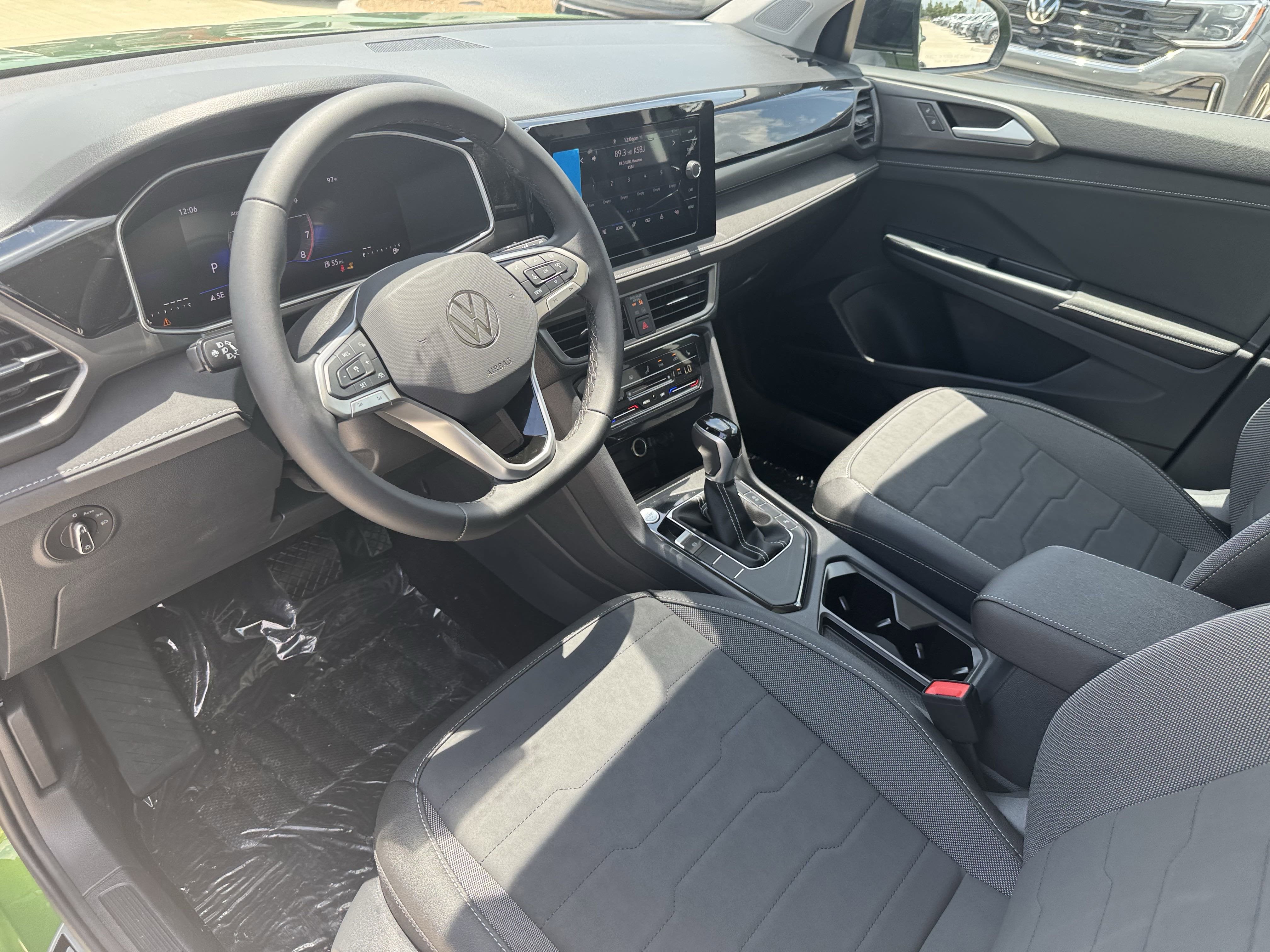 2025 Volkswagen Taos SE Black