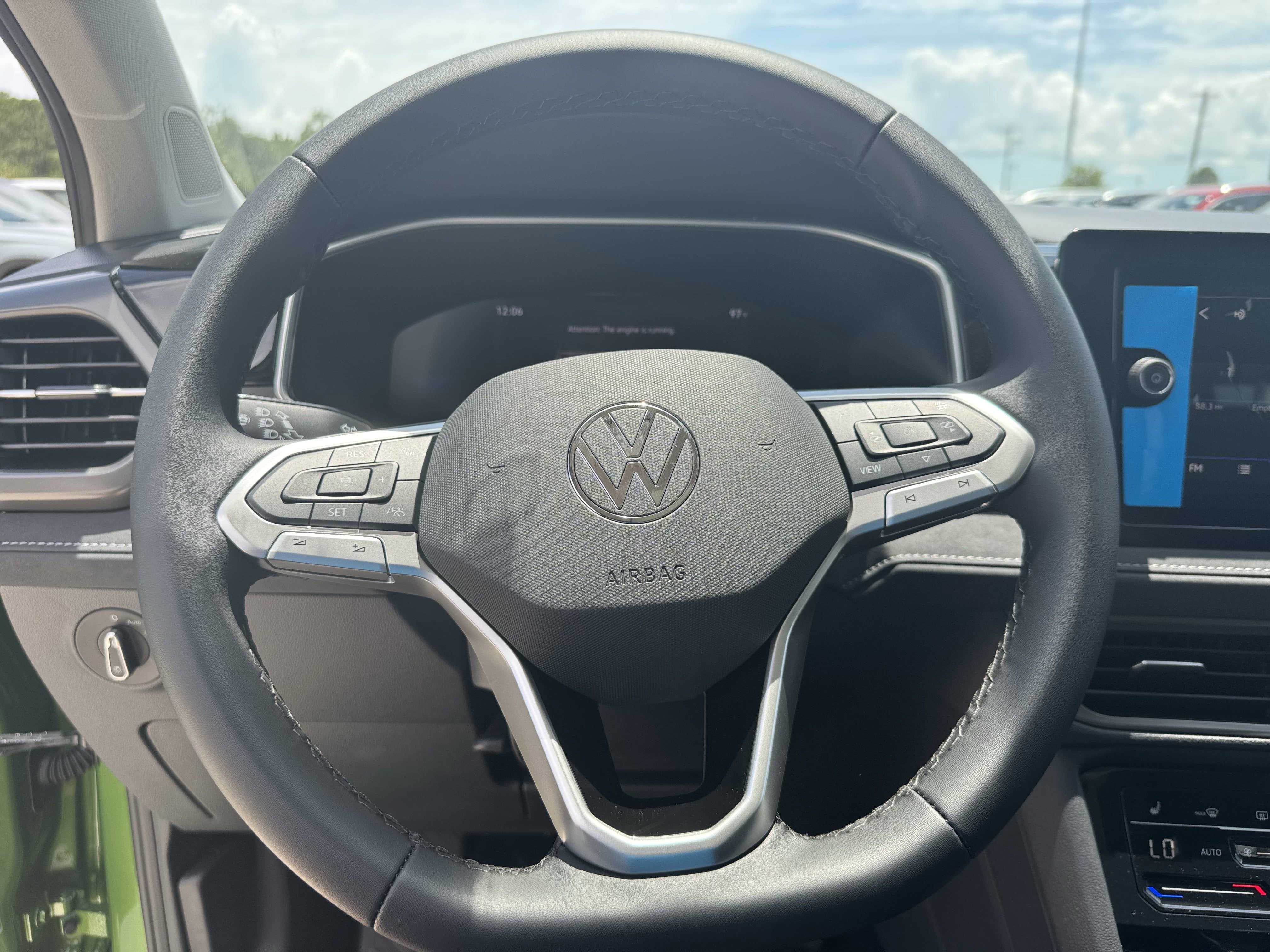 2025 Volkswagen Taos SE Black