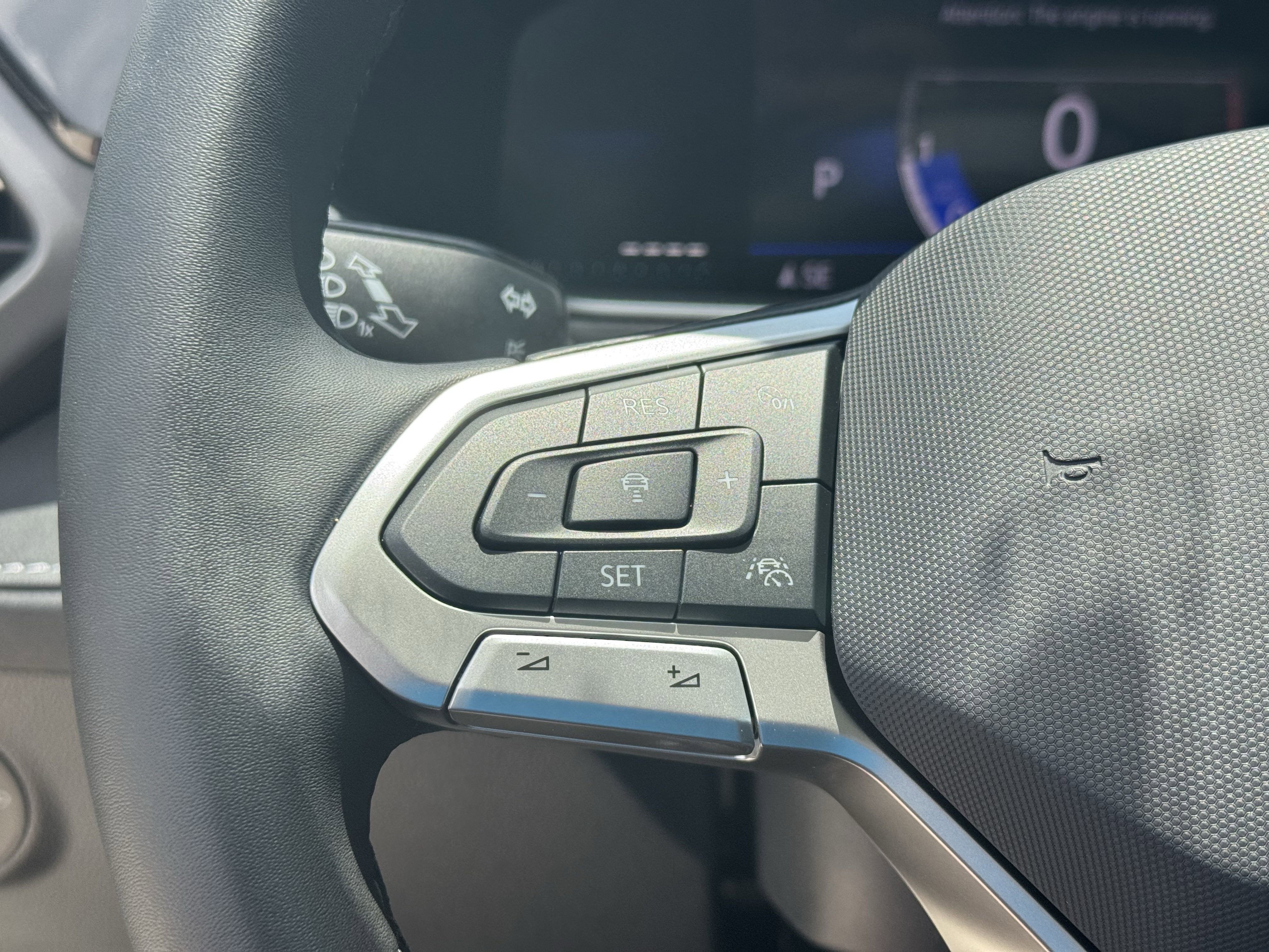 2025 Volkswagen Taos SE Black