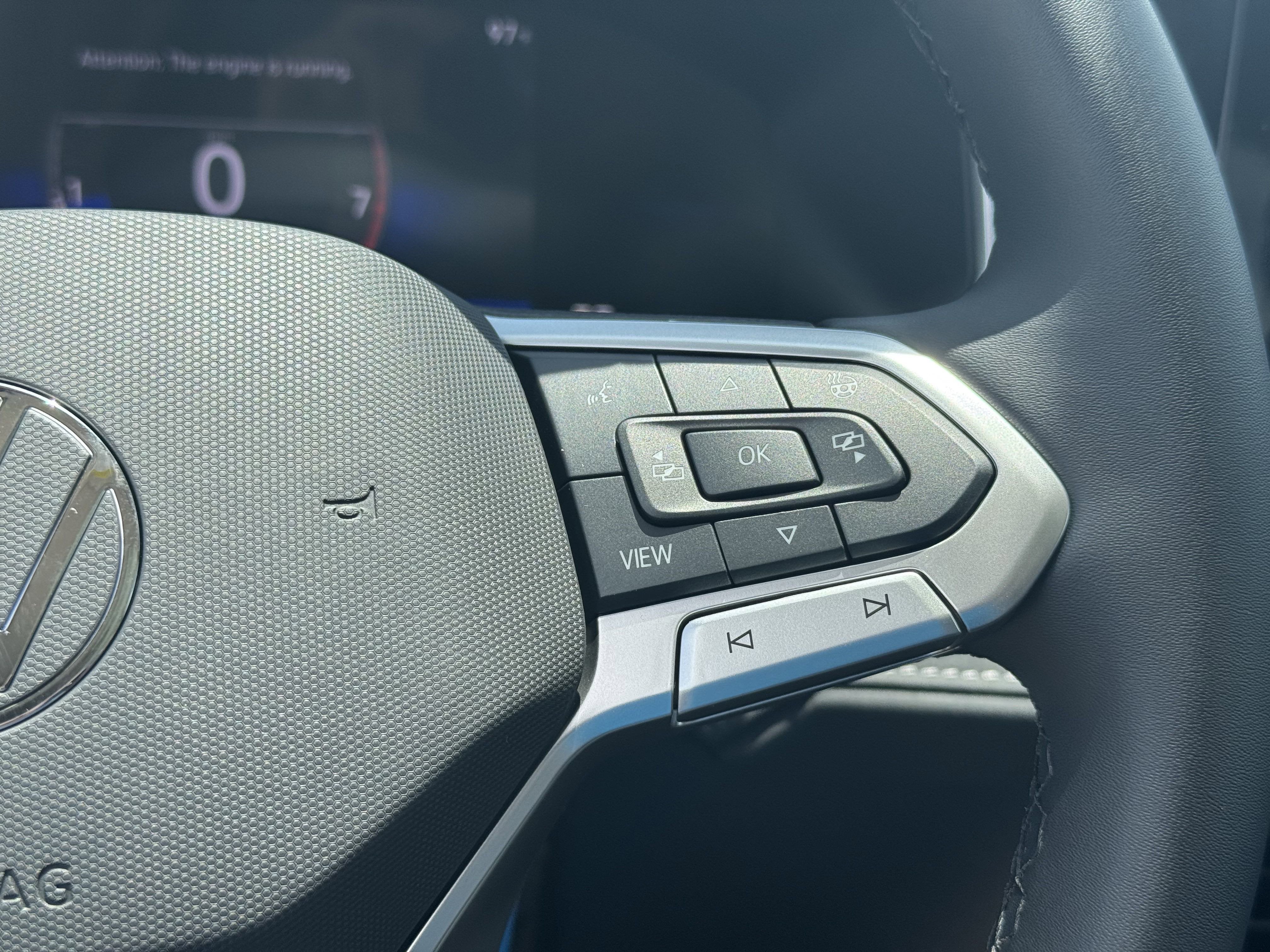 2025 Volkswagen Taos SE Black