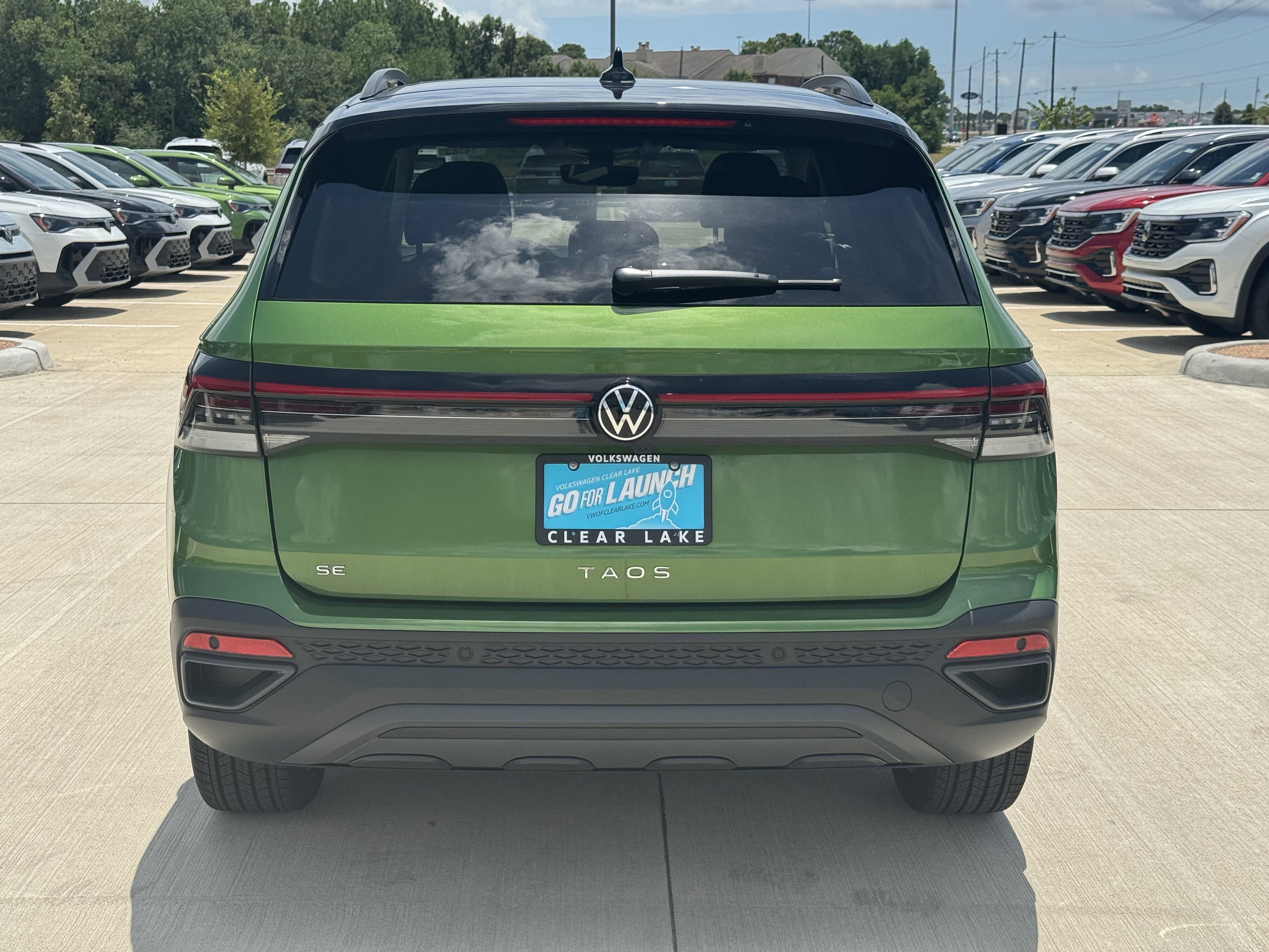 2025 Volkswagen Taos SE Black