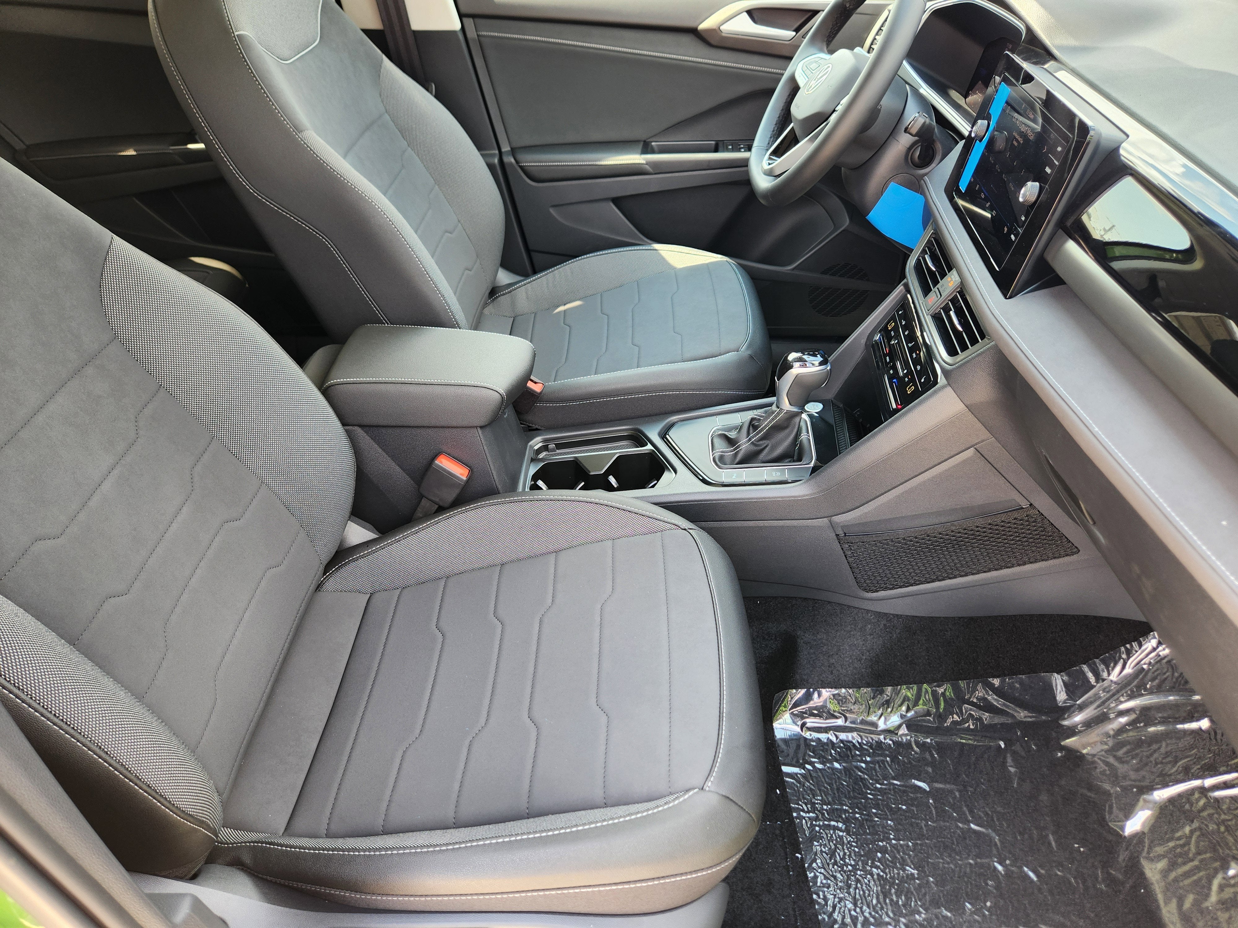 2025 Volkswagen Taos SE Black