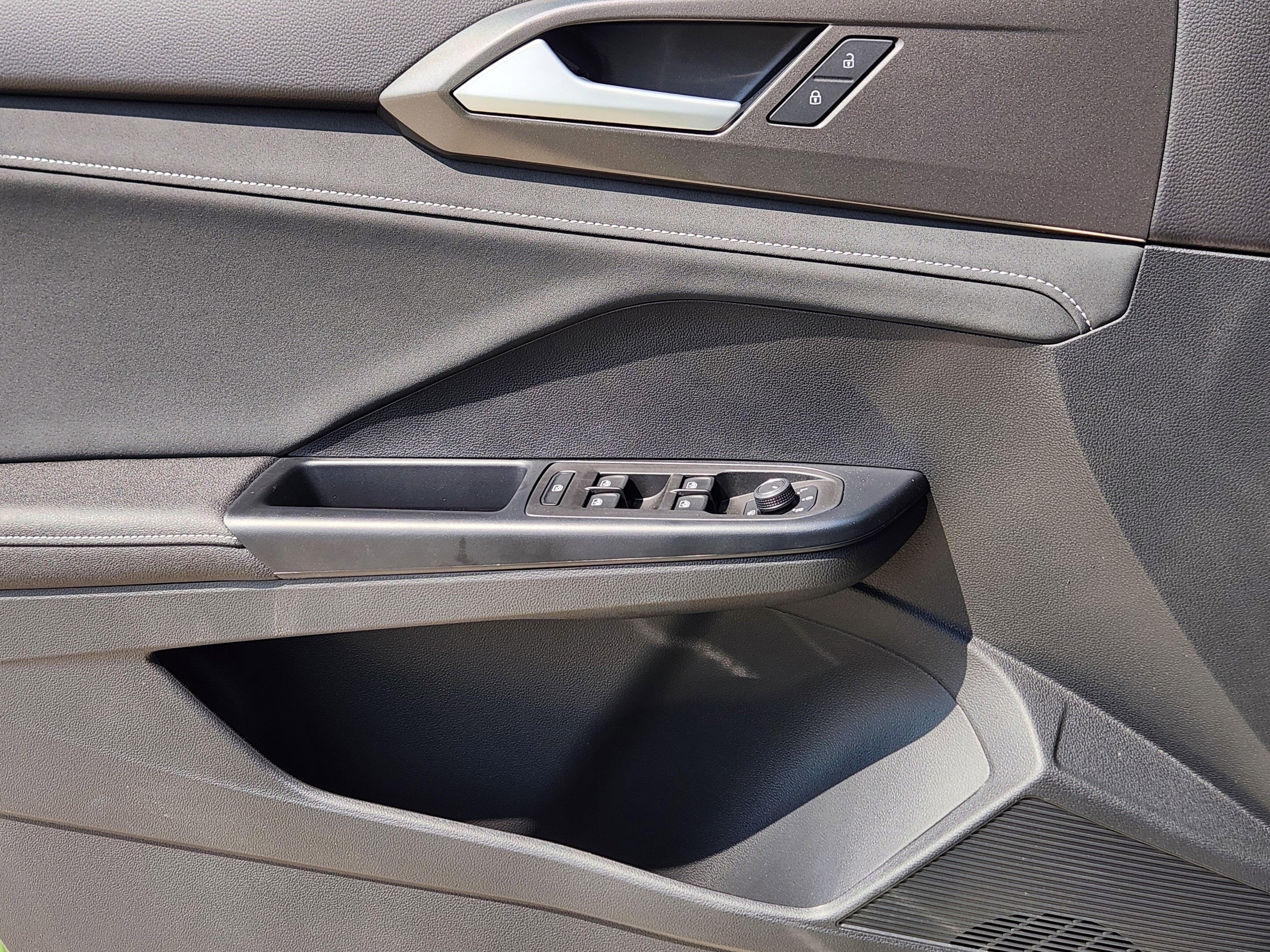 2025 Volkswagen Taos SE Black