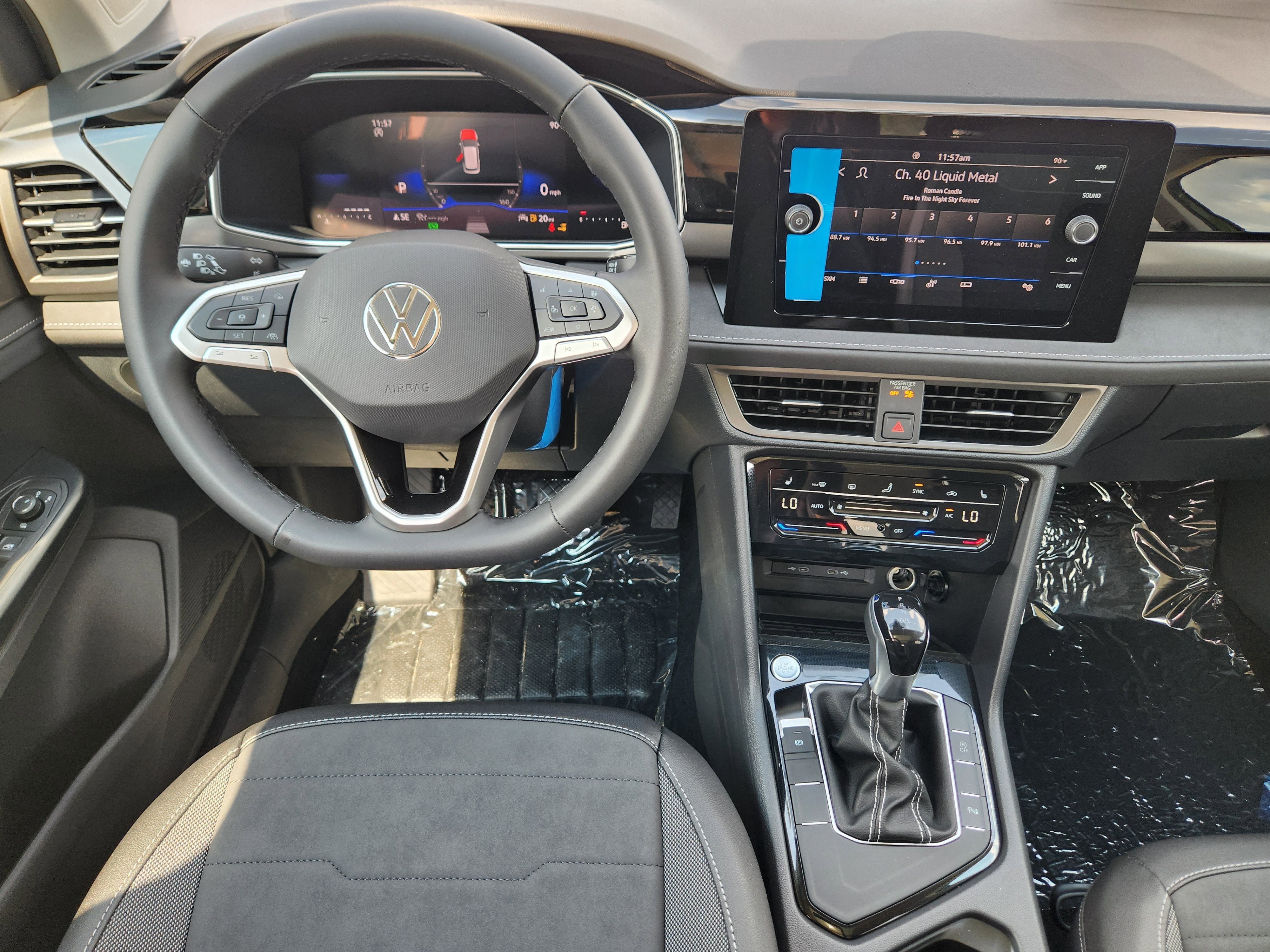 2025 Volkswagen Taos SE Black