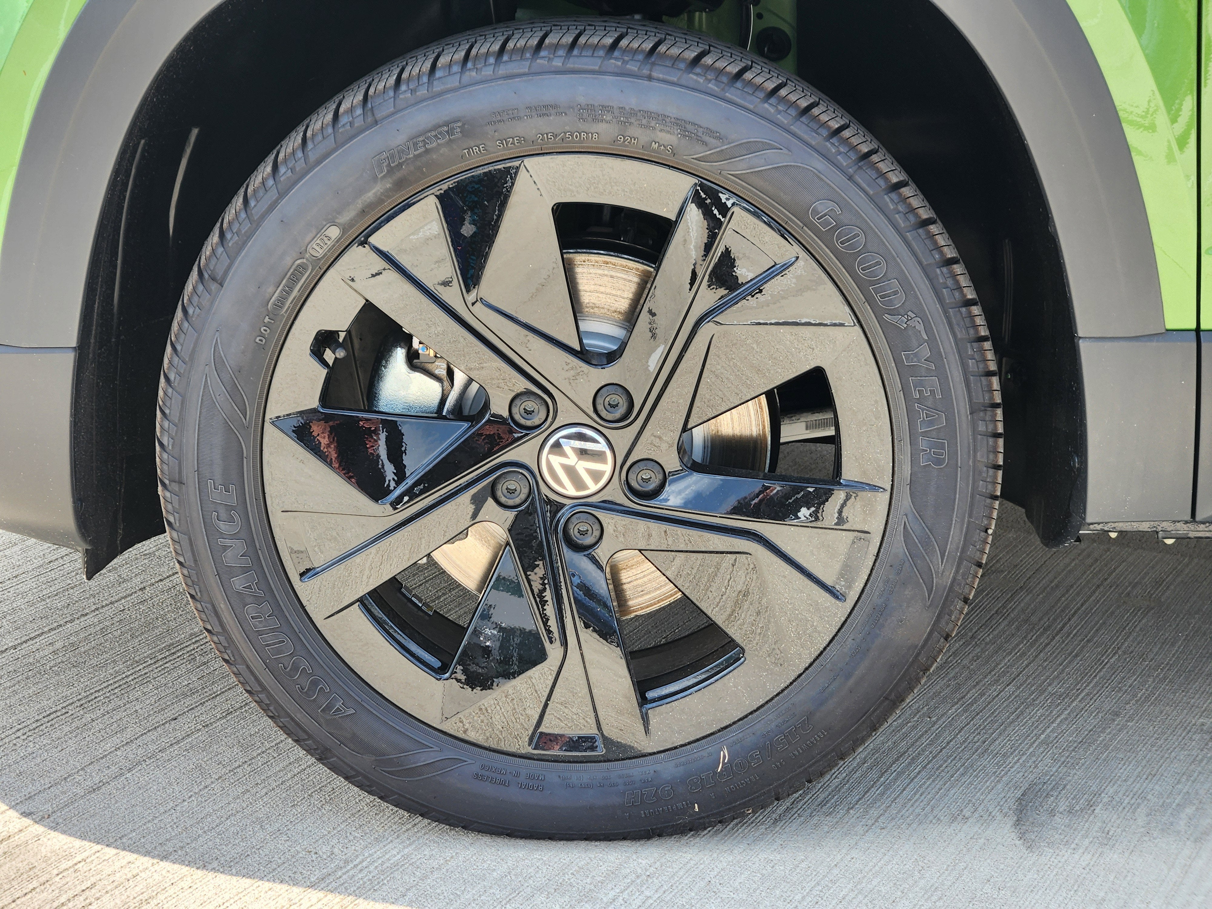 2025 Volkswagen Taos SE Black