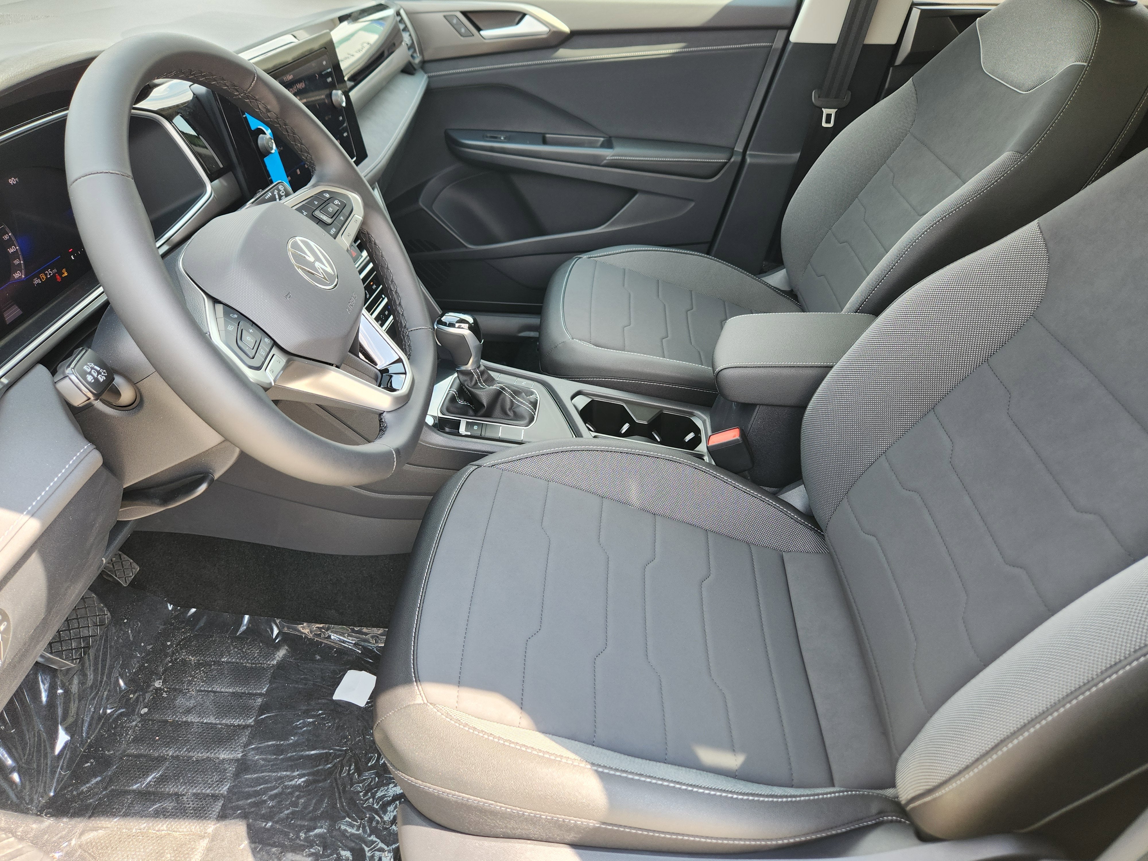 2025 Volkswagen Taos SE Black