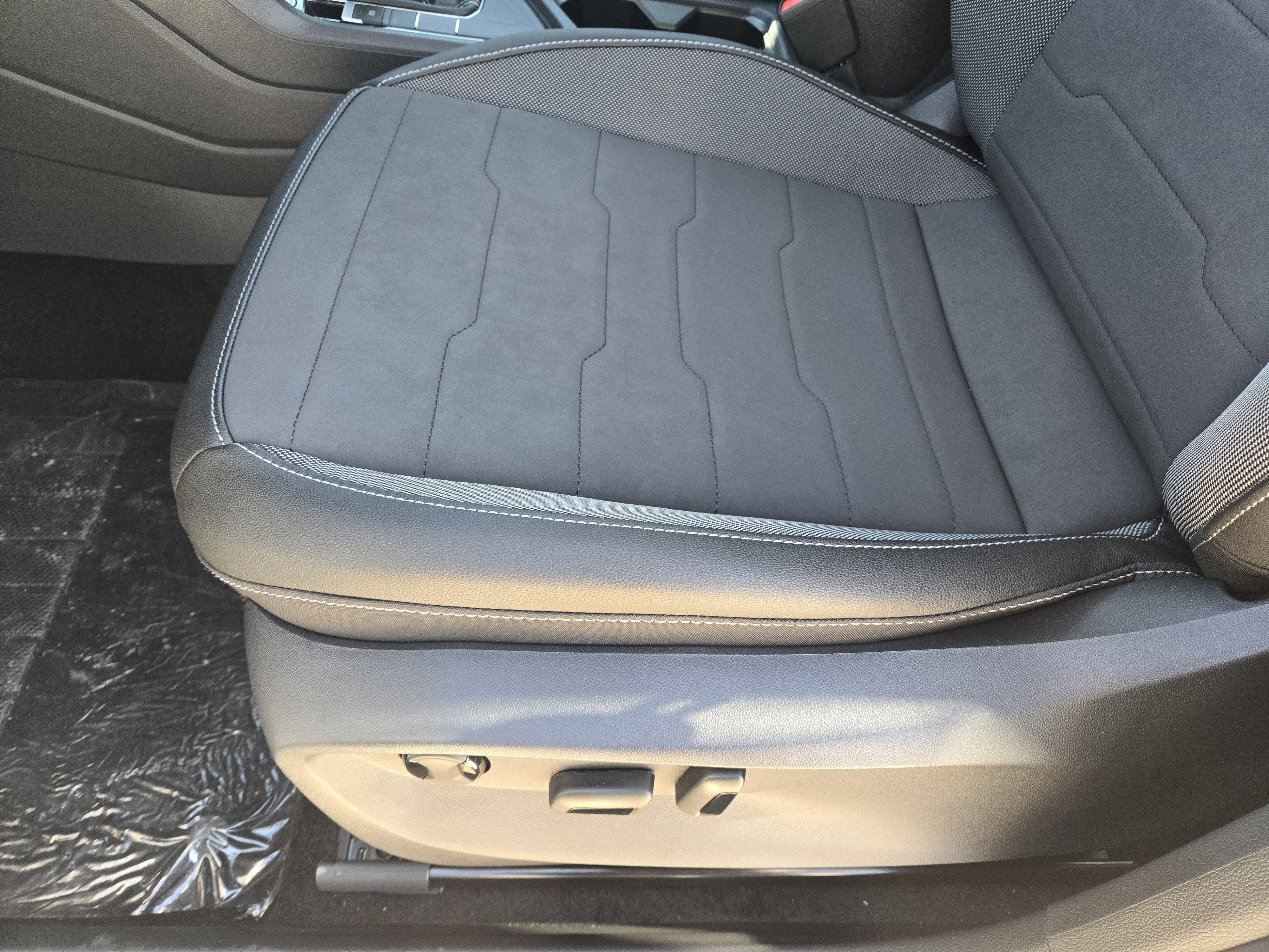 2026 Volkswagen Taos SE Black