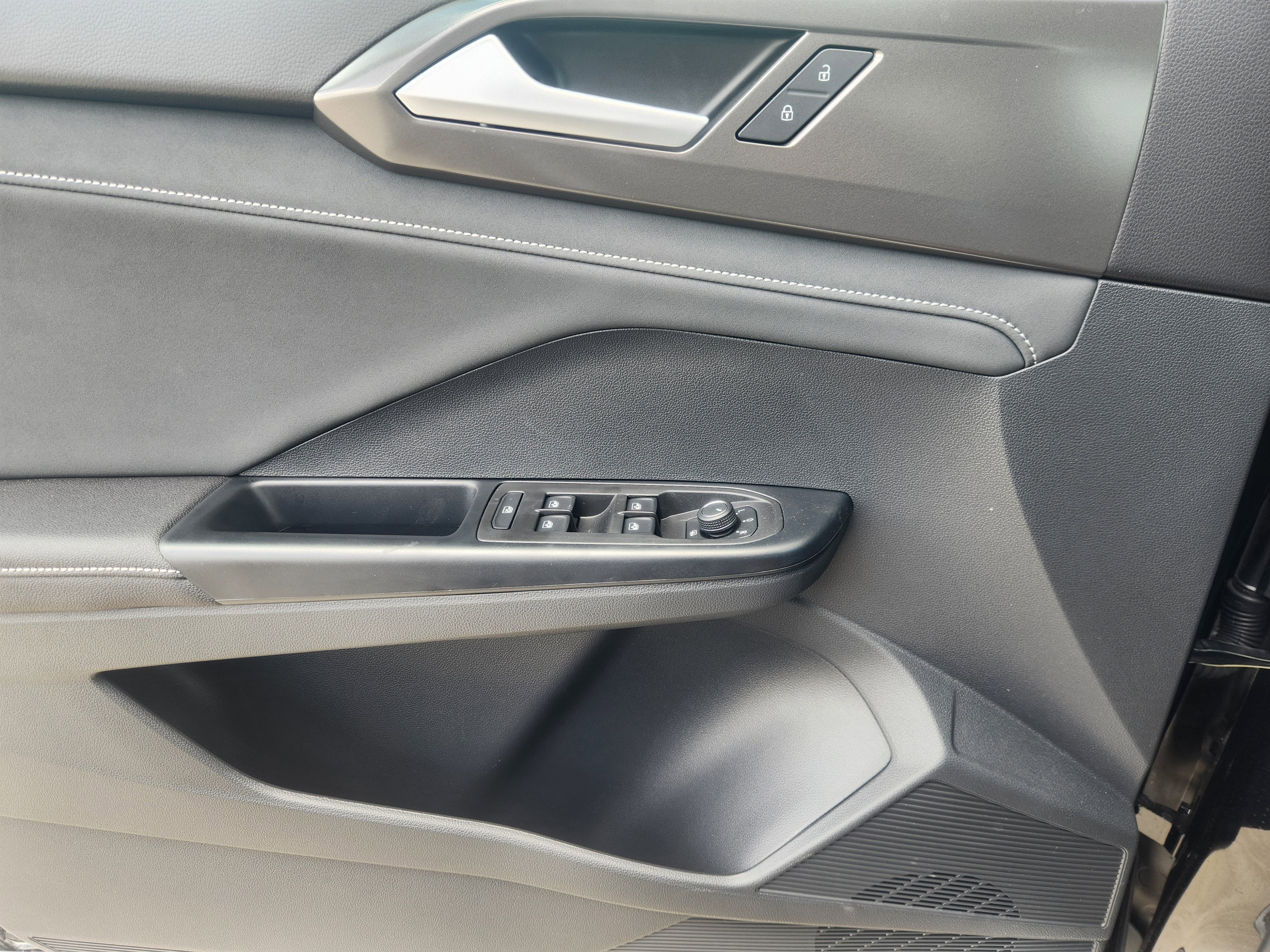 2026 Volkswagen Taos SE Black