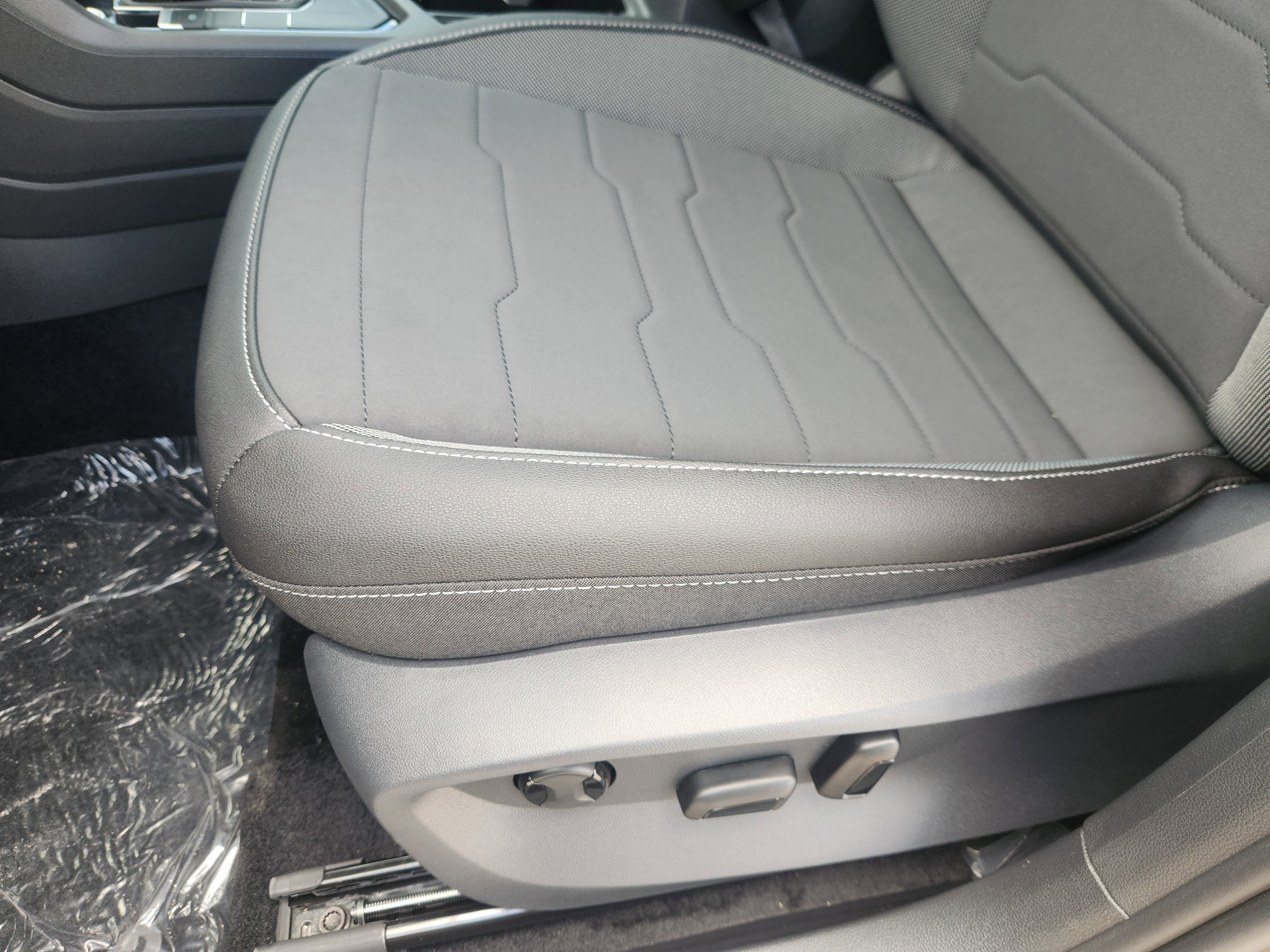 2026 Volkswagen Taos SE Black