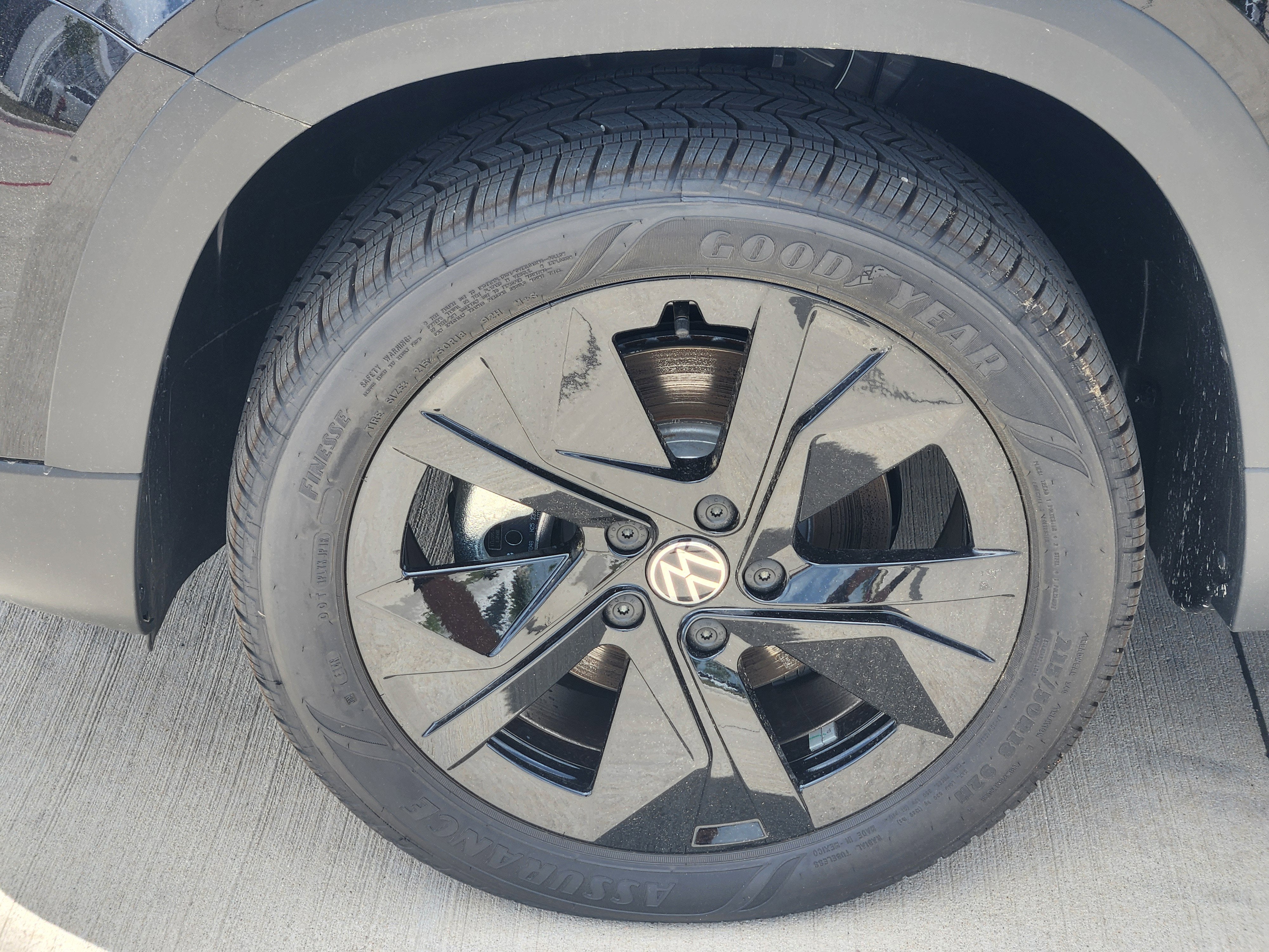 2026 Volkswagen Taos SE Black