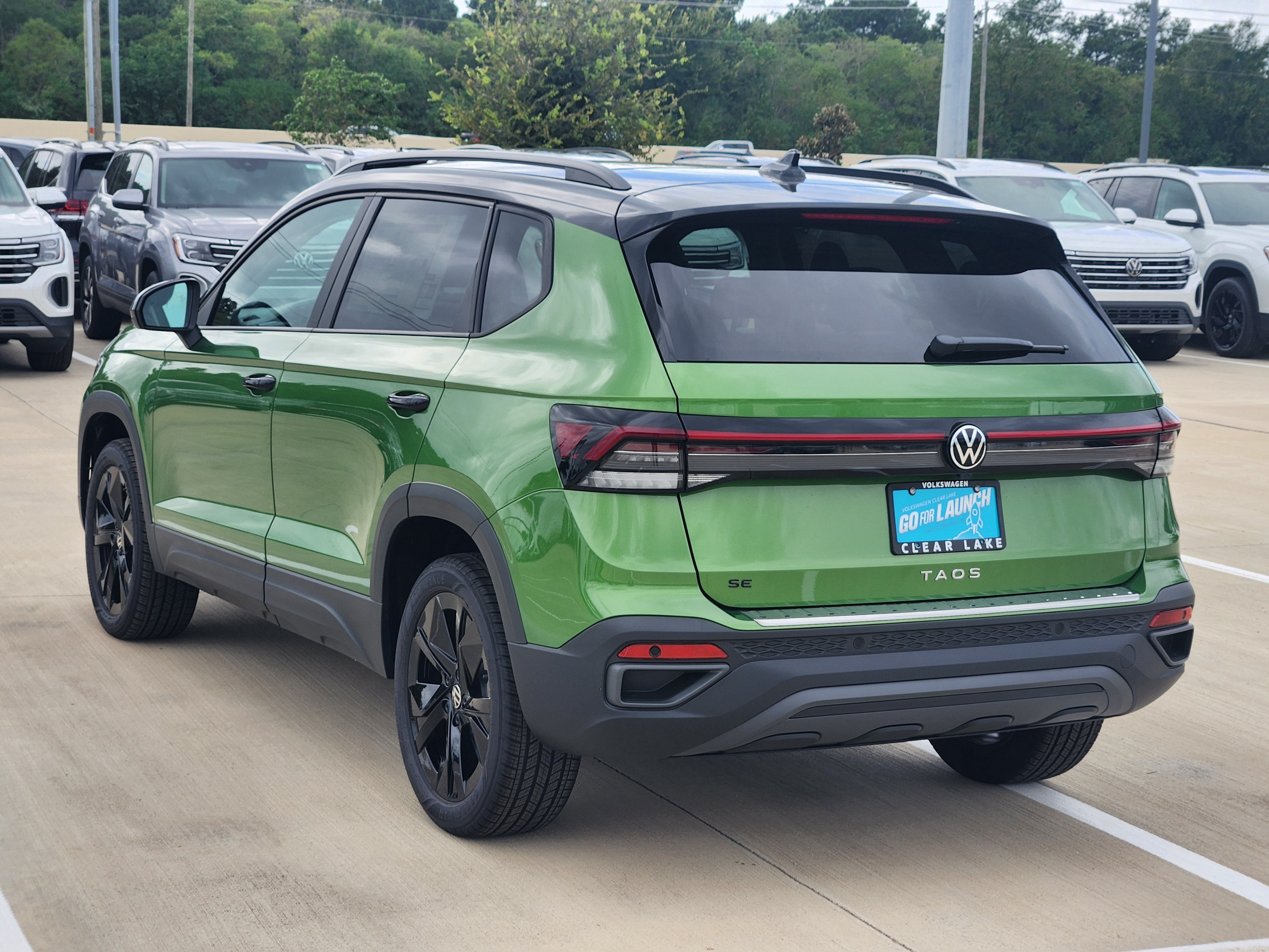 2027 Volkswagen Taos SE Black