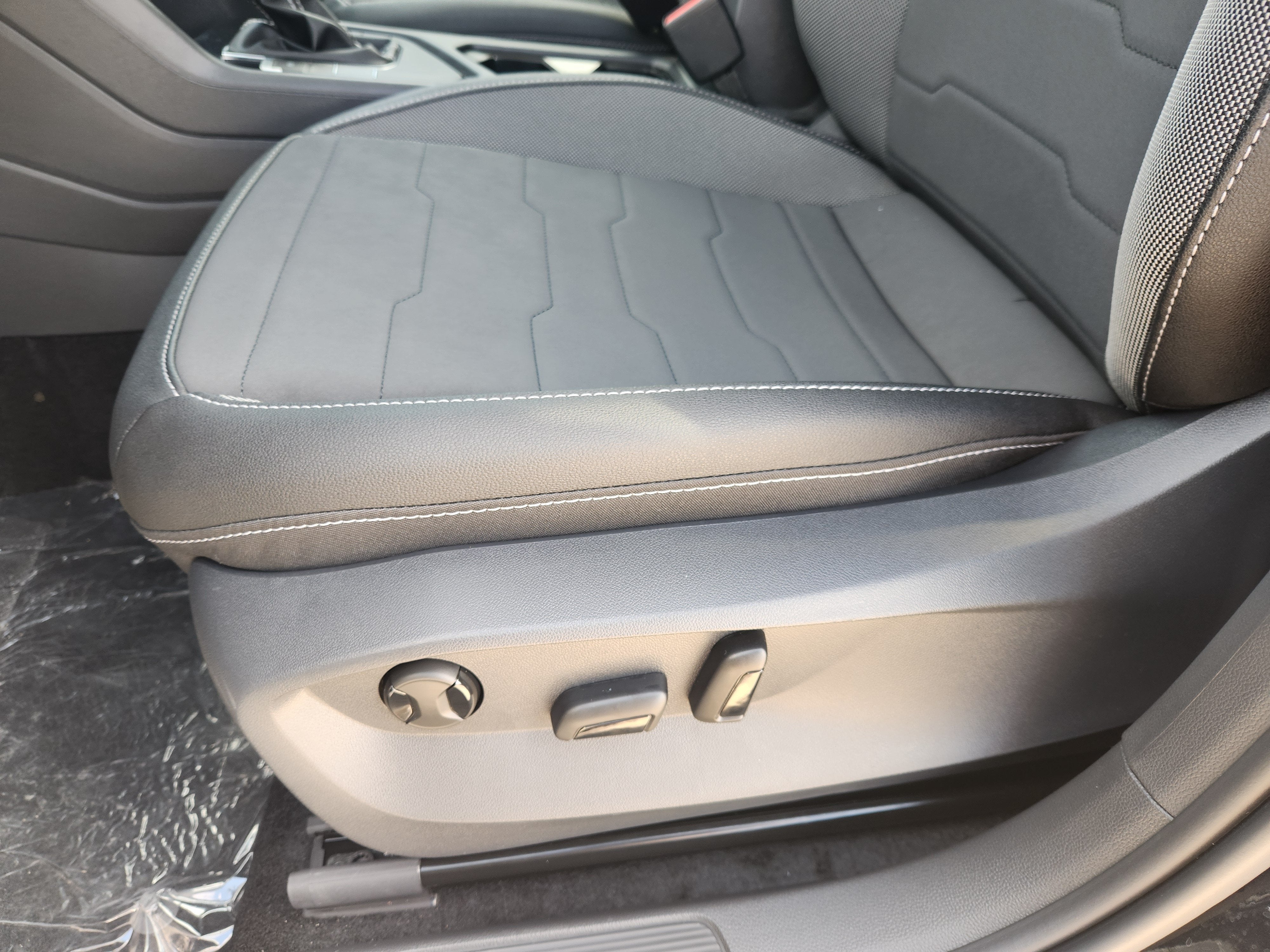 2027 Volkswagen Taos SE Black