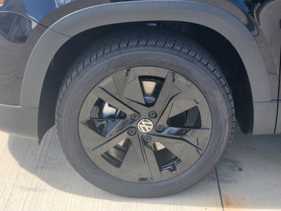 2027 Volkswagen Taos SE Black