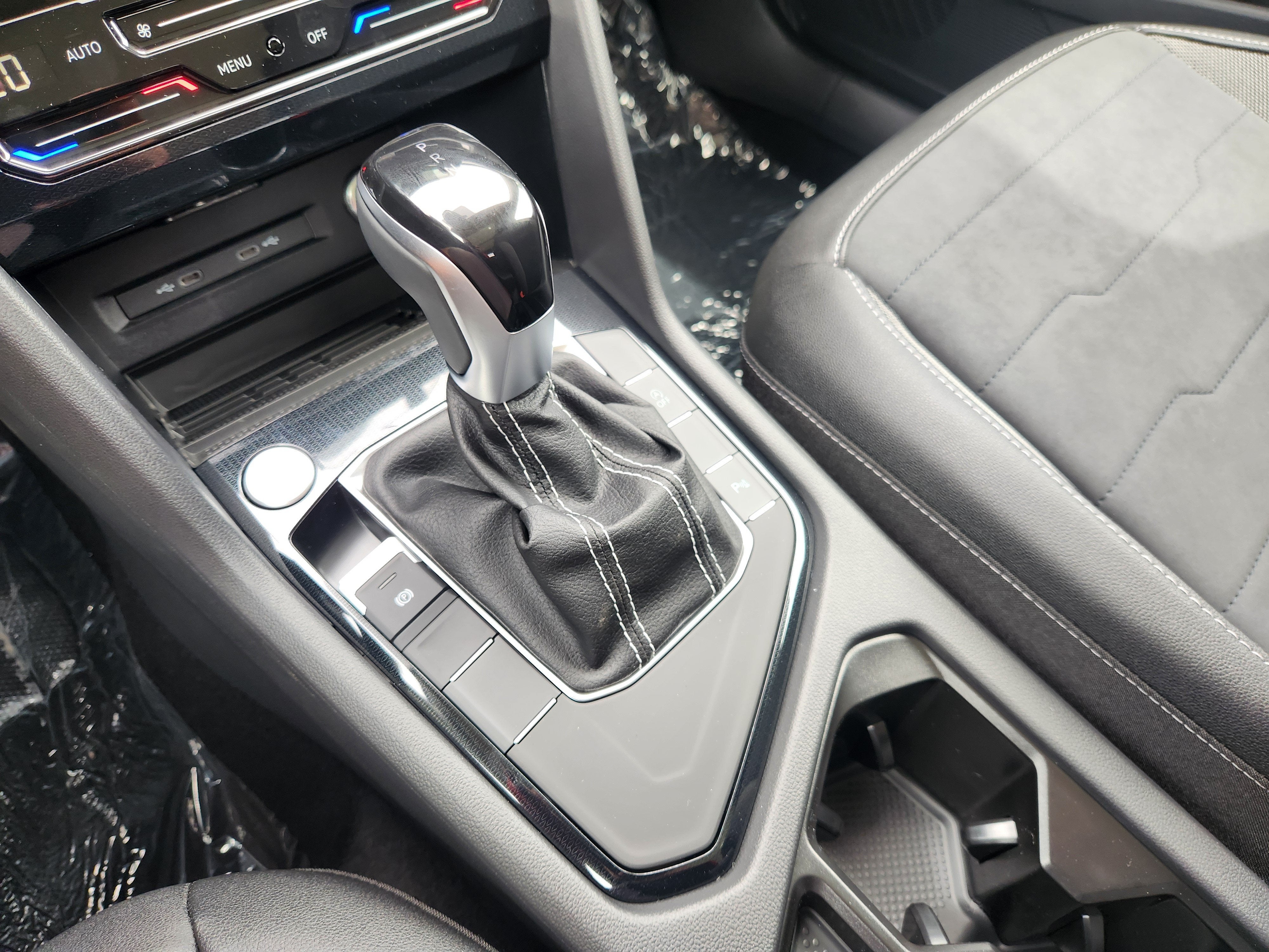 2027 Volkswagen Taos SE Black