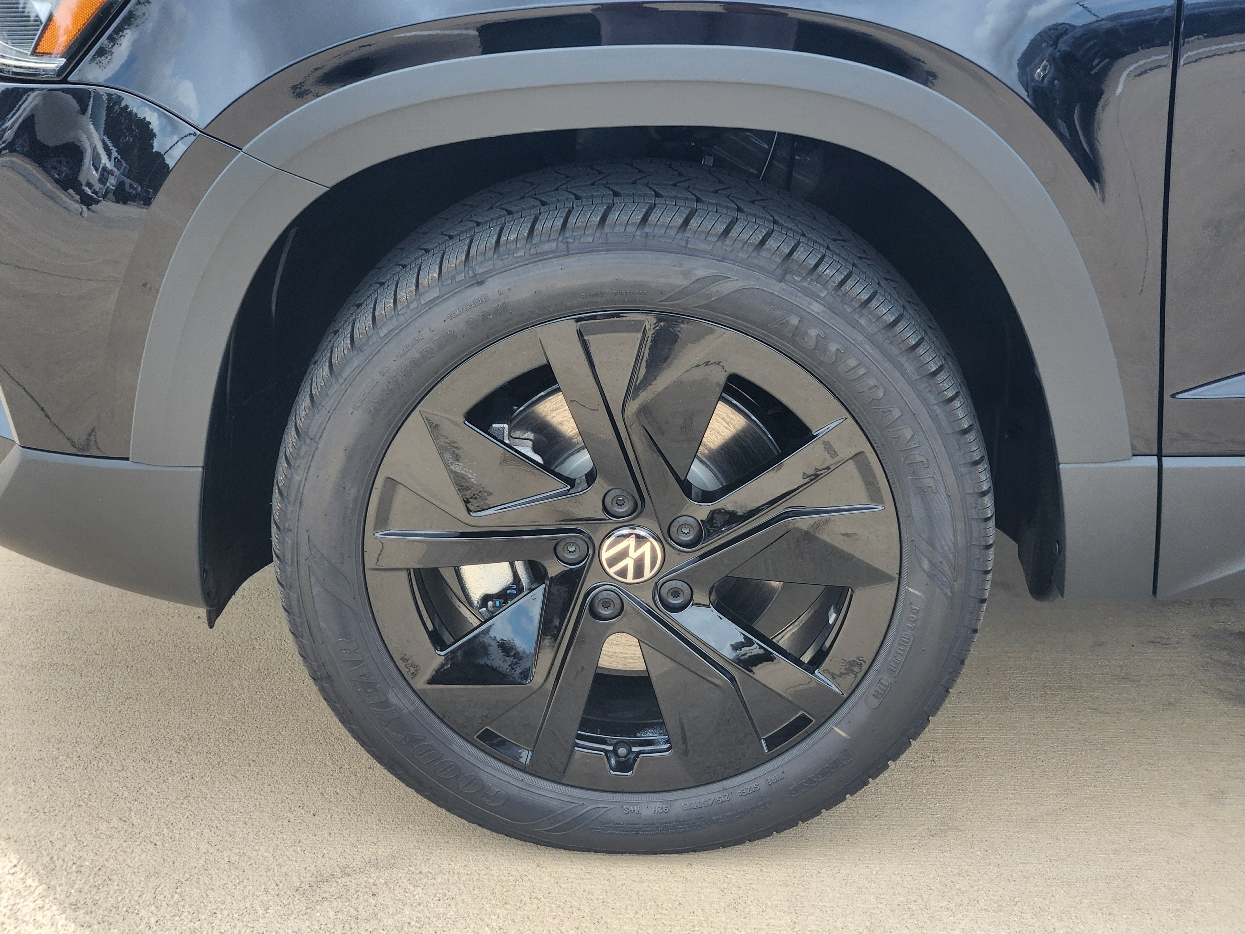 2027 Volkswagen Taos SE Black