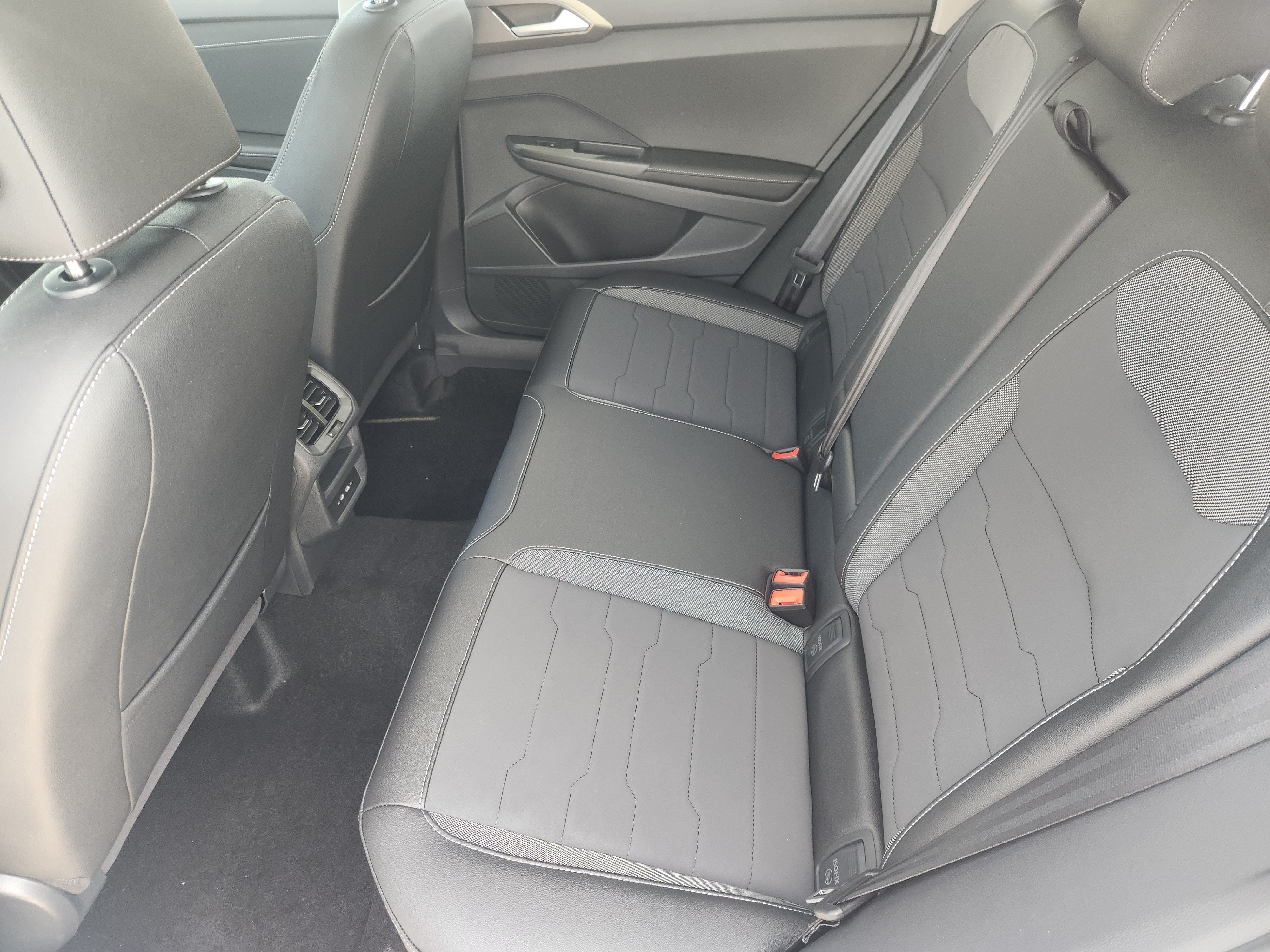 2027 Volkswagen Taos SE Black