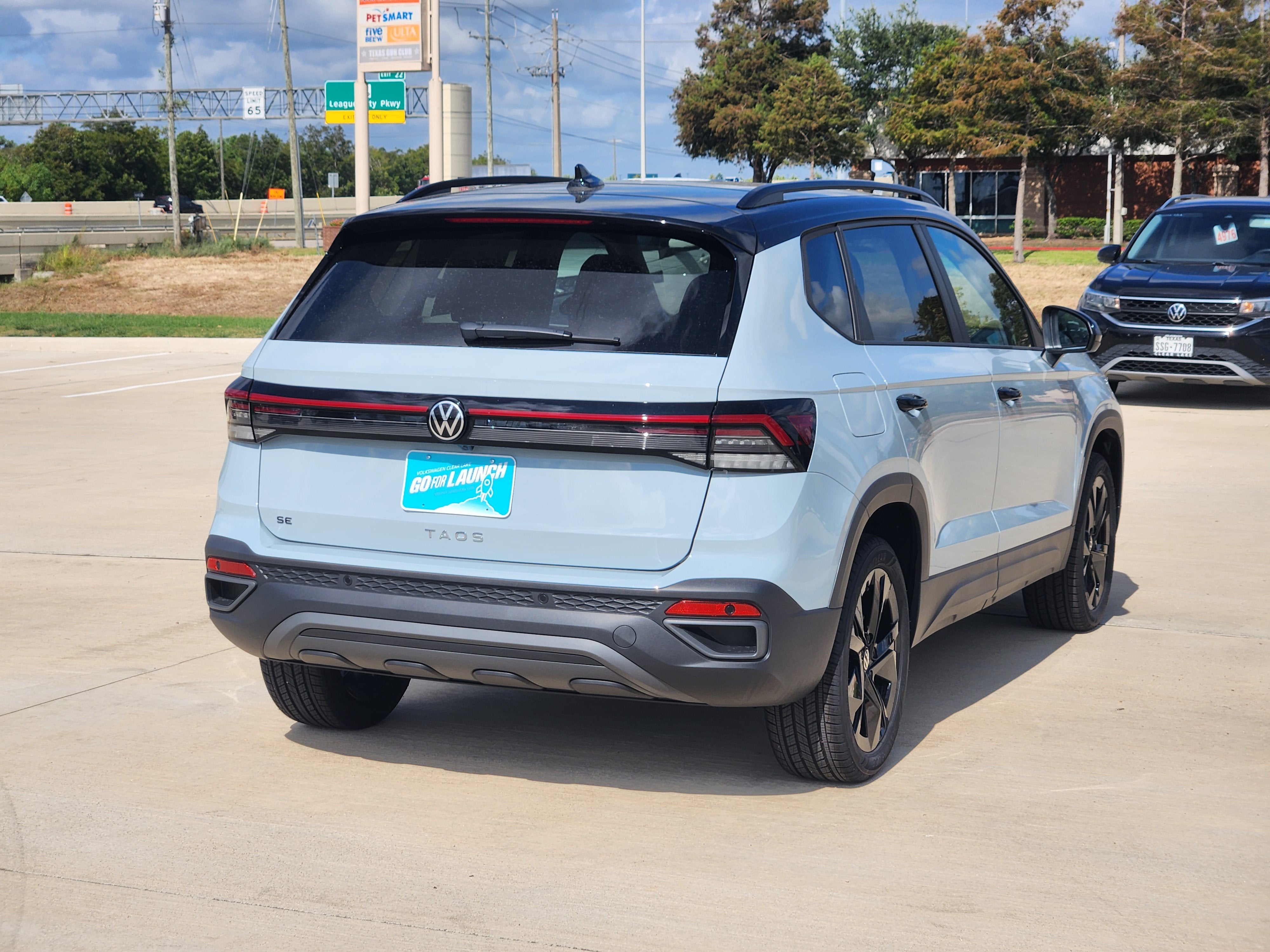 2027 Volkswagen Taos SE Black