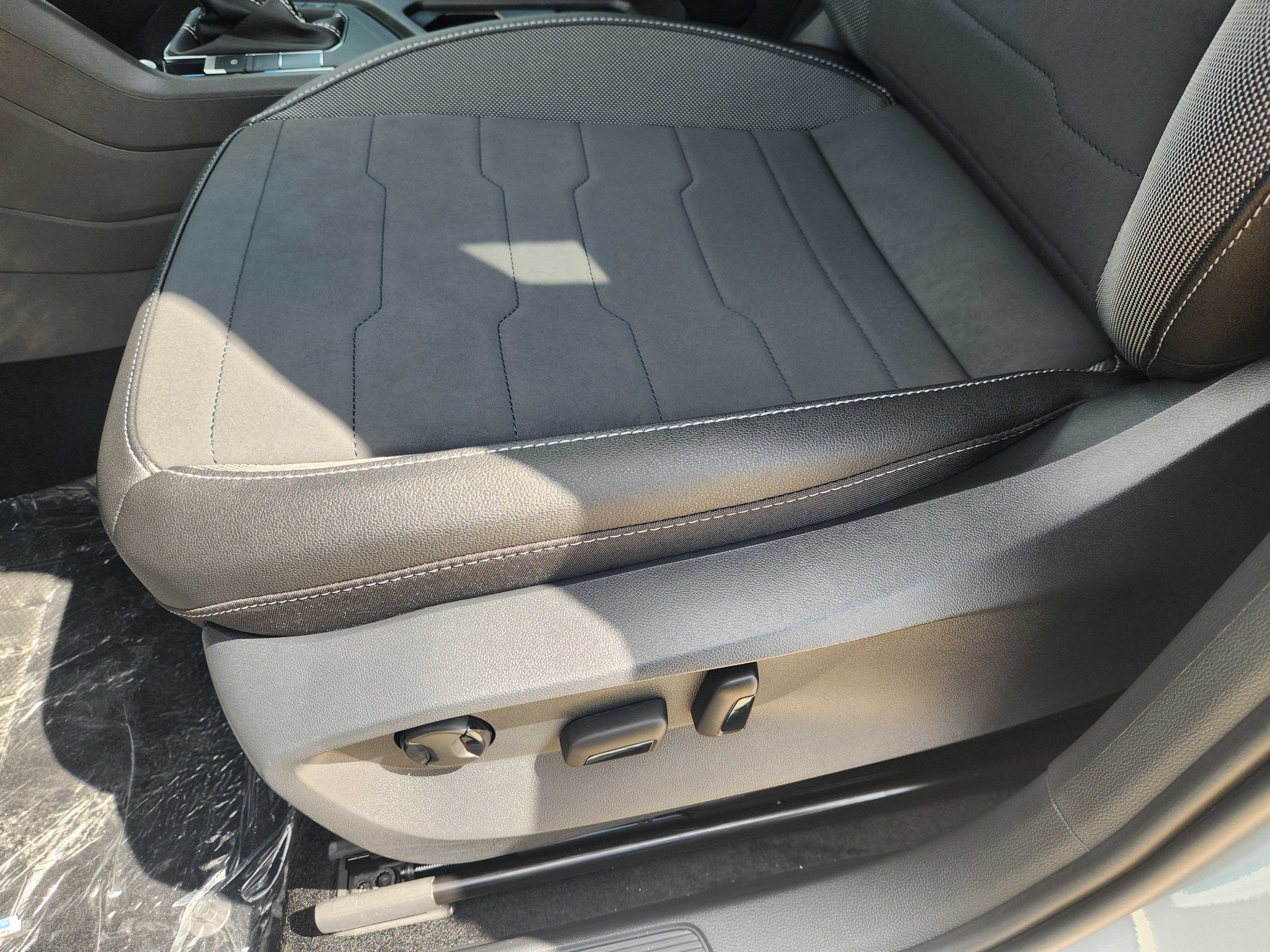 2027 Volkswagen Taos SE Black