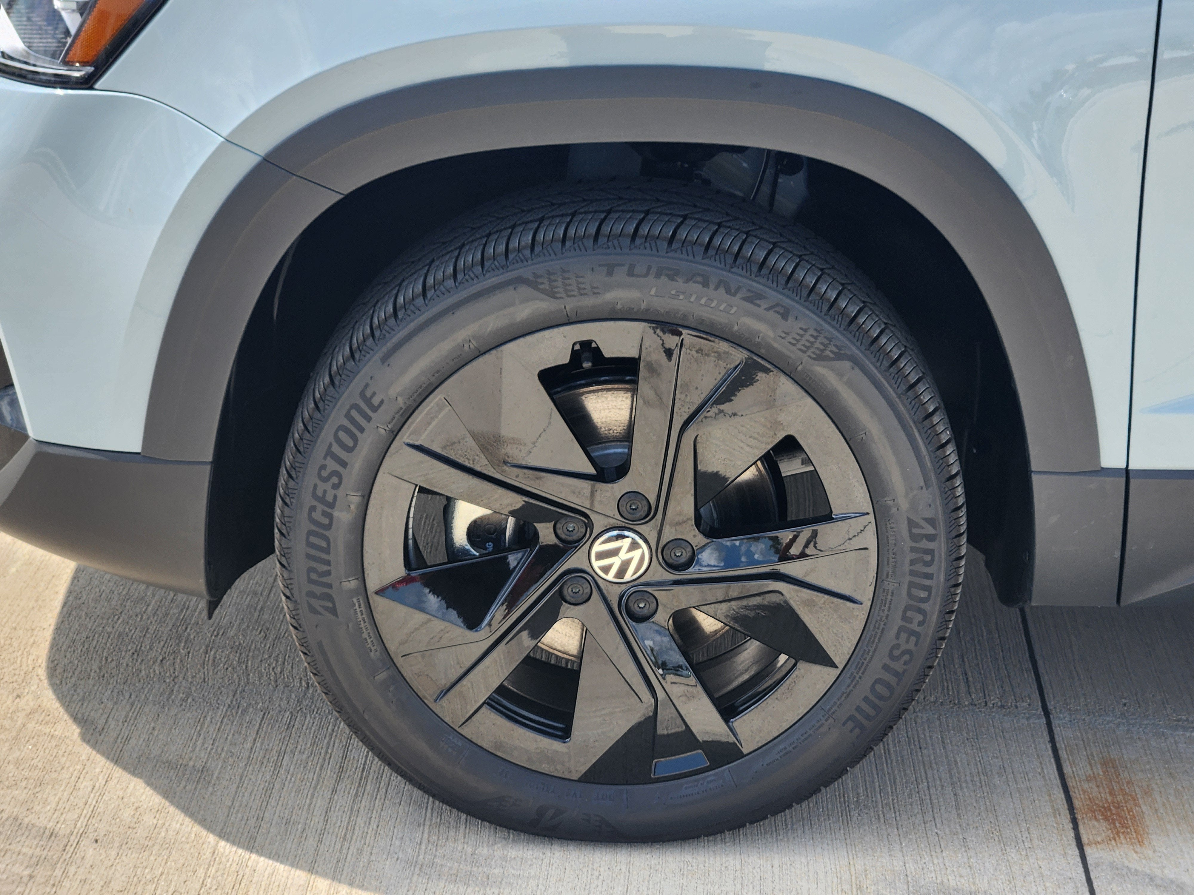 2027 Volkswagen Taos SE Black
