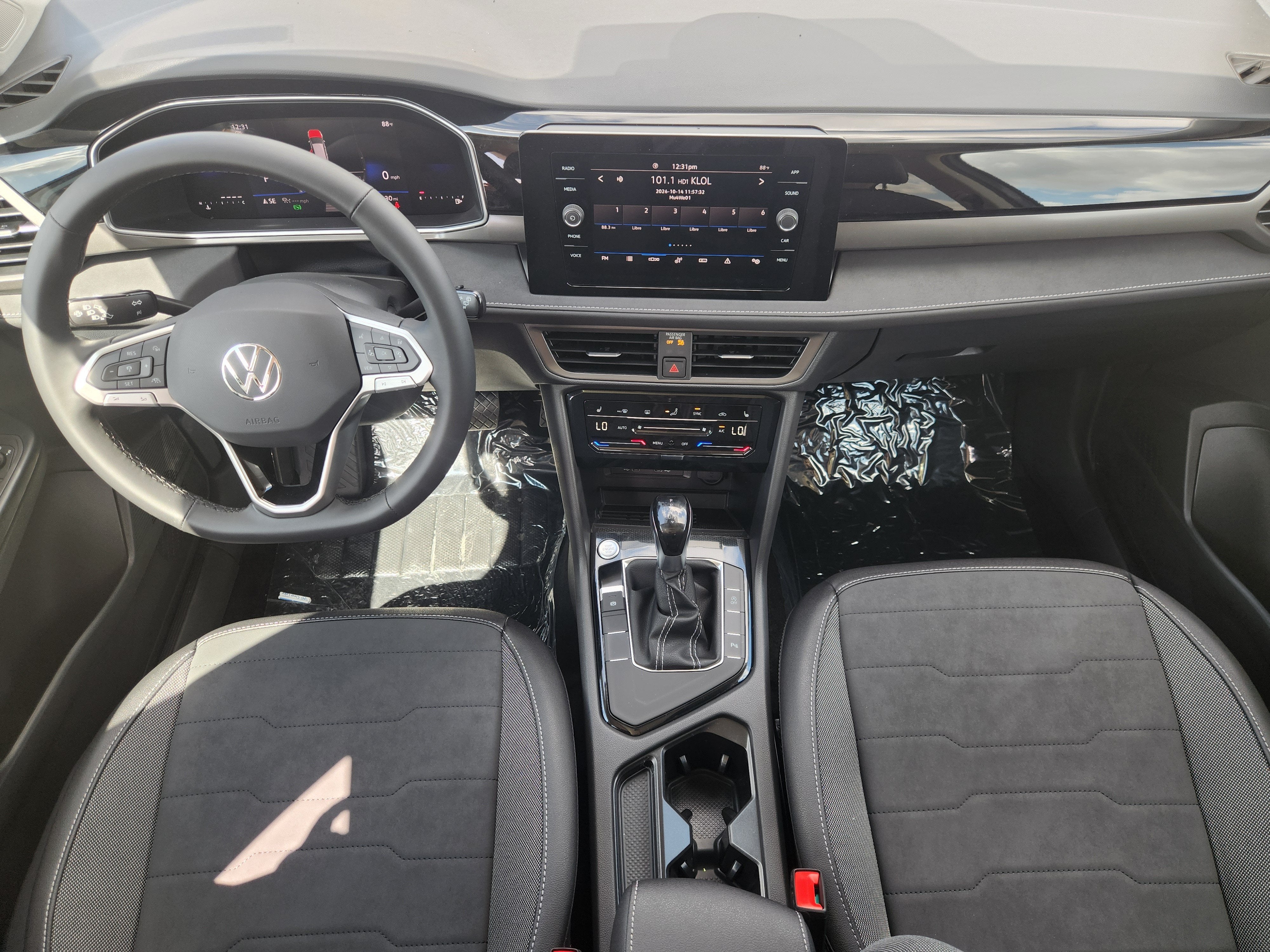 2027 Volkswagen Taos SE Black