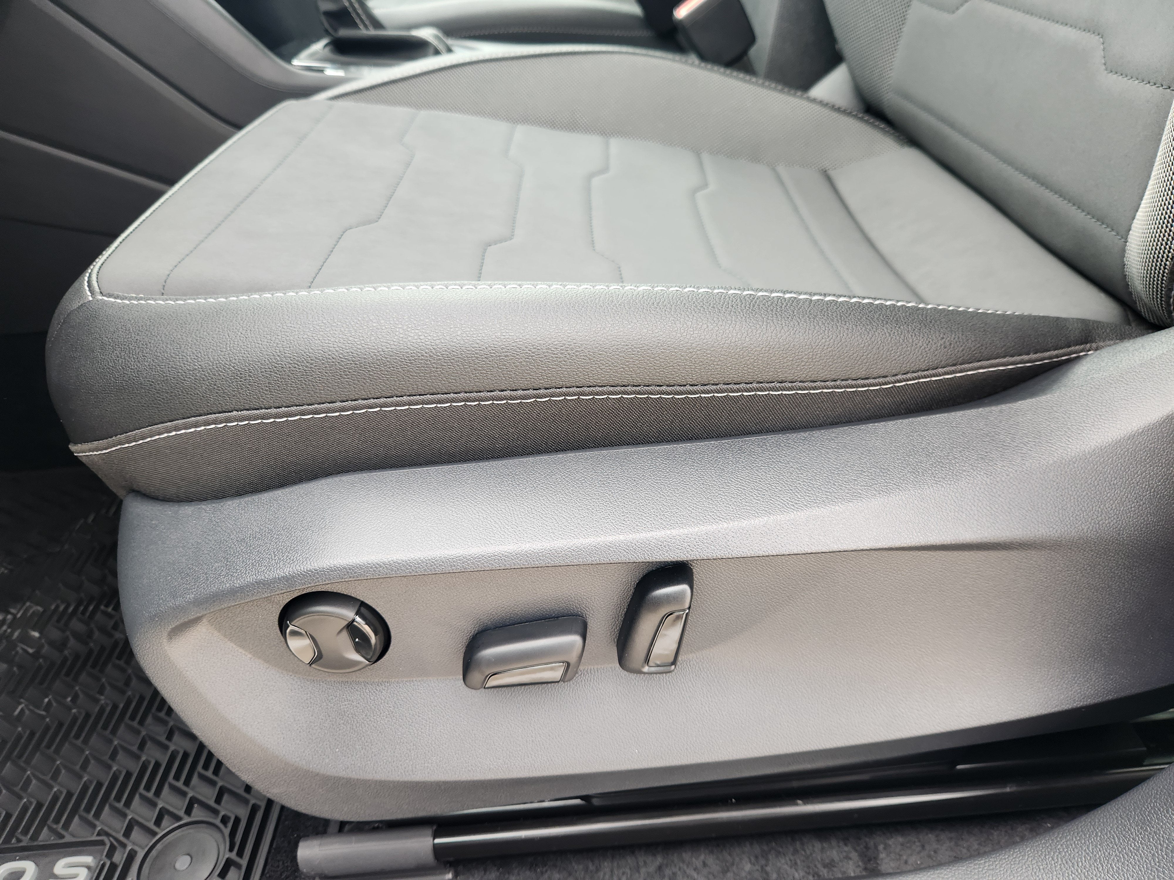 2027 Volkswagen Taos SE Black