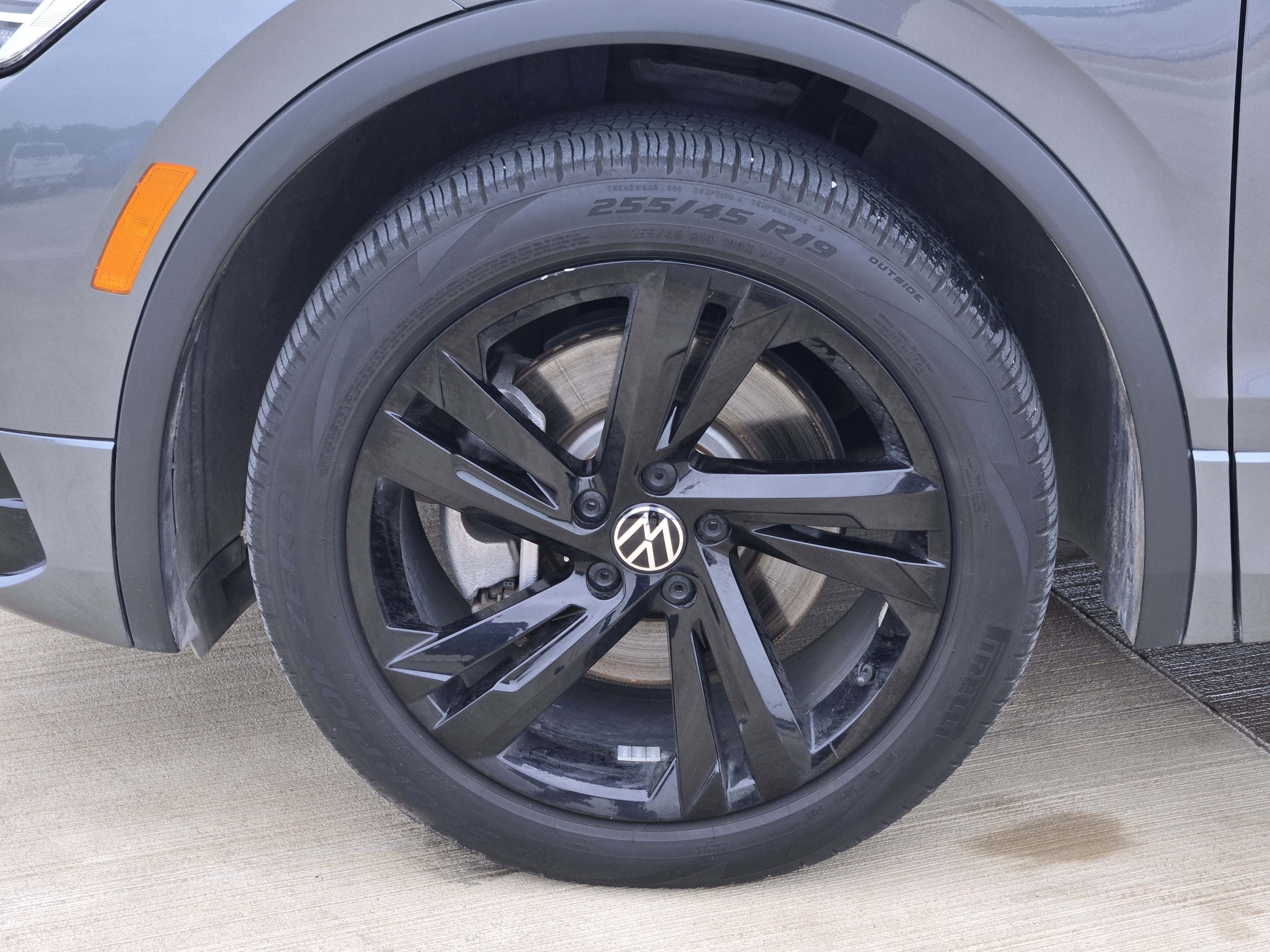 2023 Volkswagen Tiguan SE R-Line Black