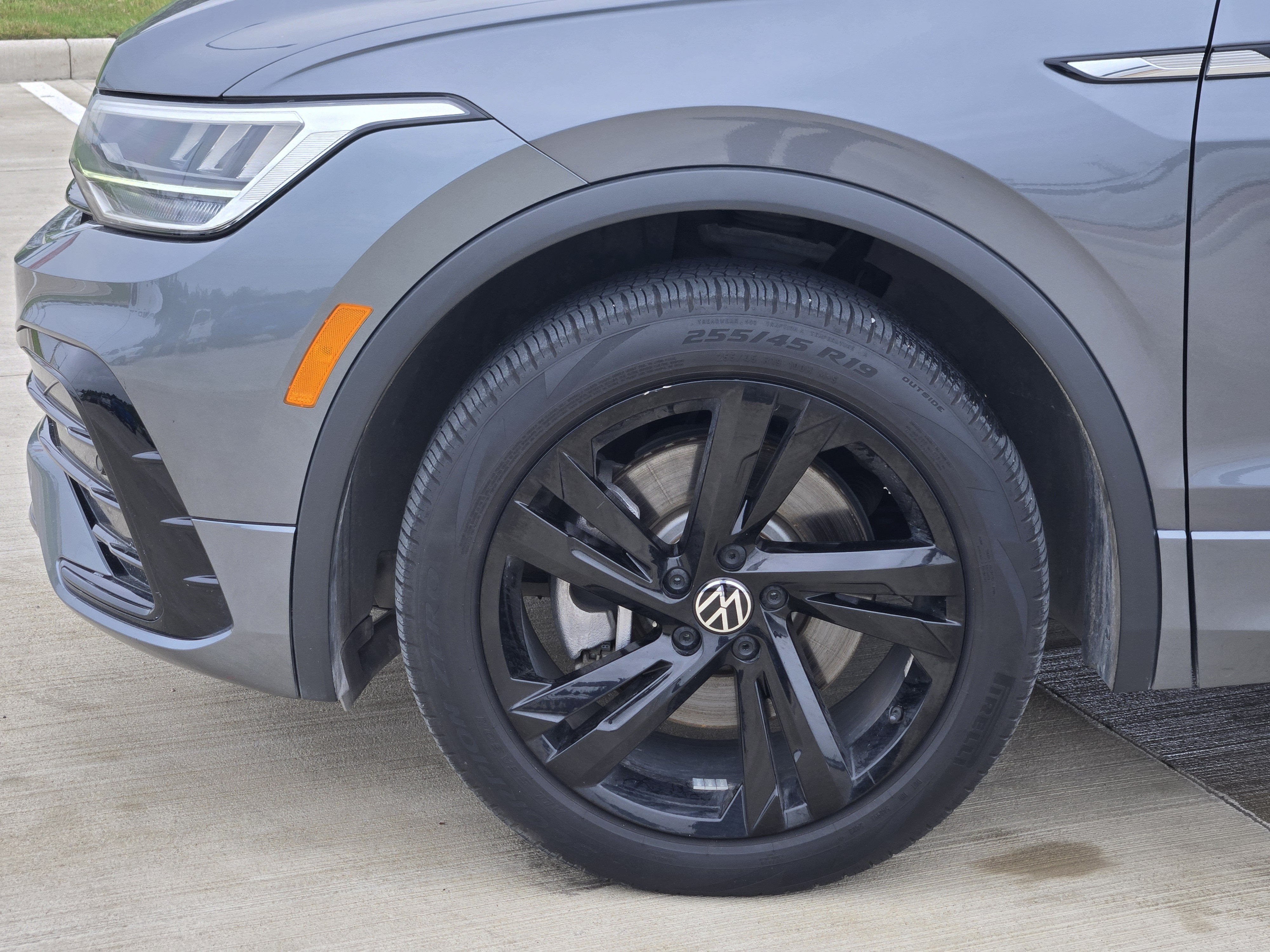 2023 Volkswagen Tiguan SE R-Line Black