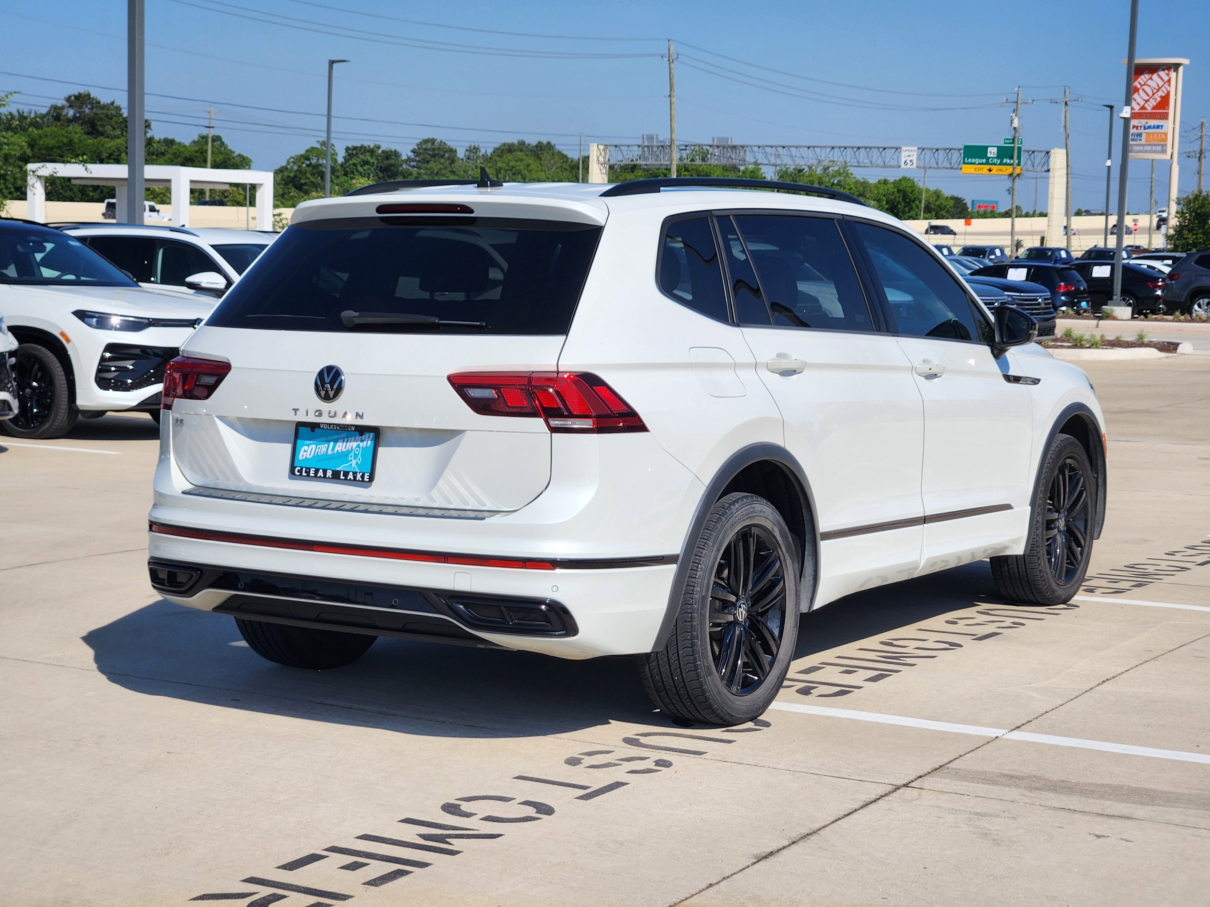 2022 Volkswagen Tiguan SE R-Line Black