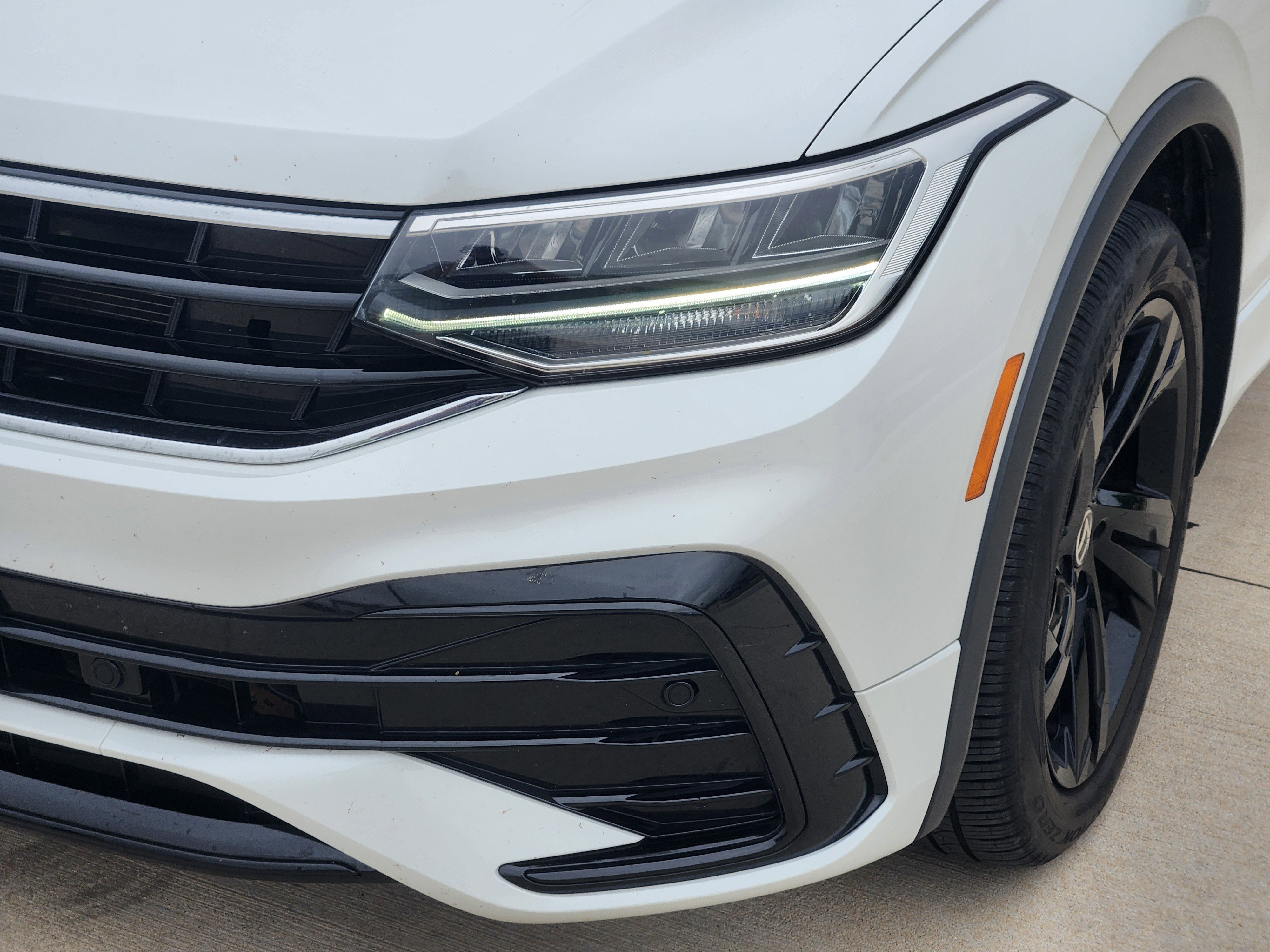 2023 Volkswagen Tiguan SE R-Line Black