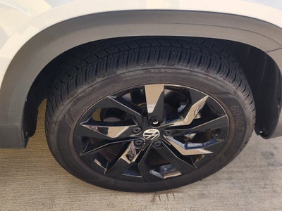 2024 Volkswagen Taos SE Black